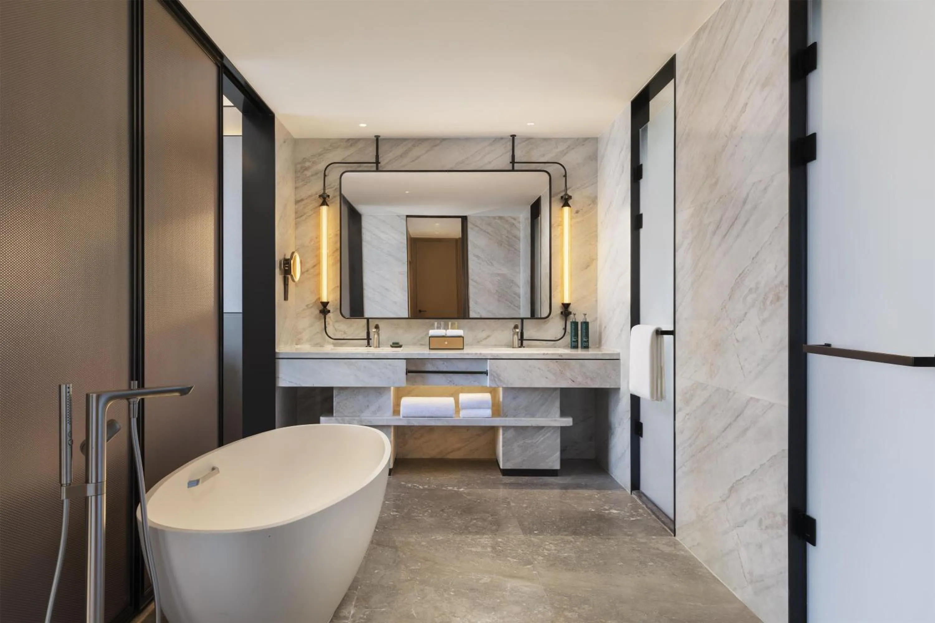 Bathroom in Doubletree By Hilton Zhengzhou Airport Aerotropolis