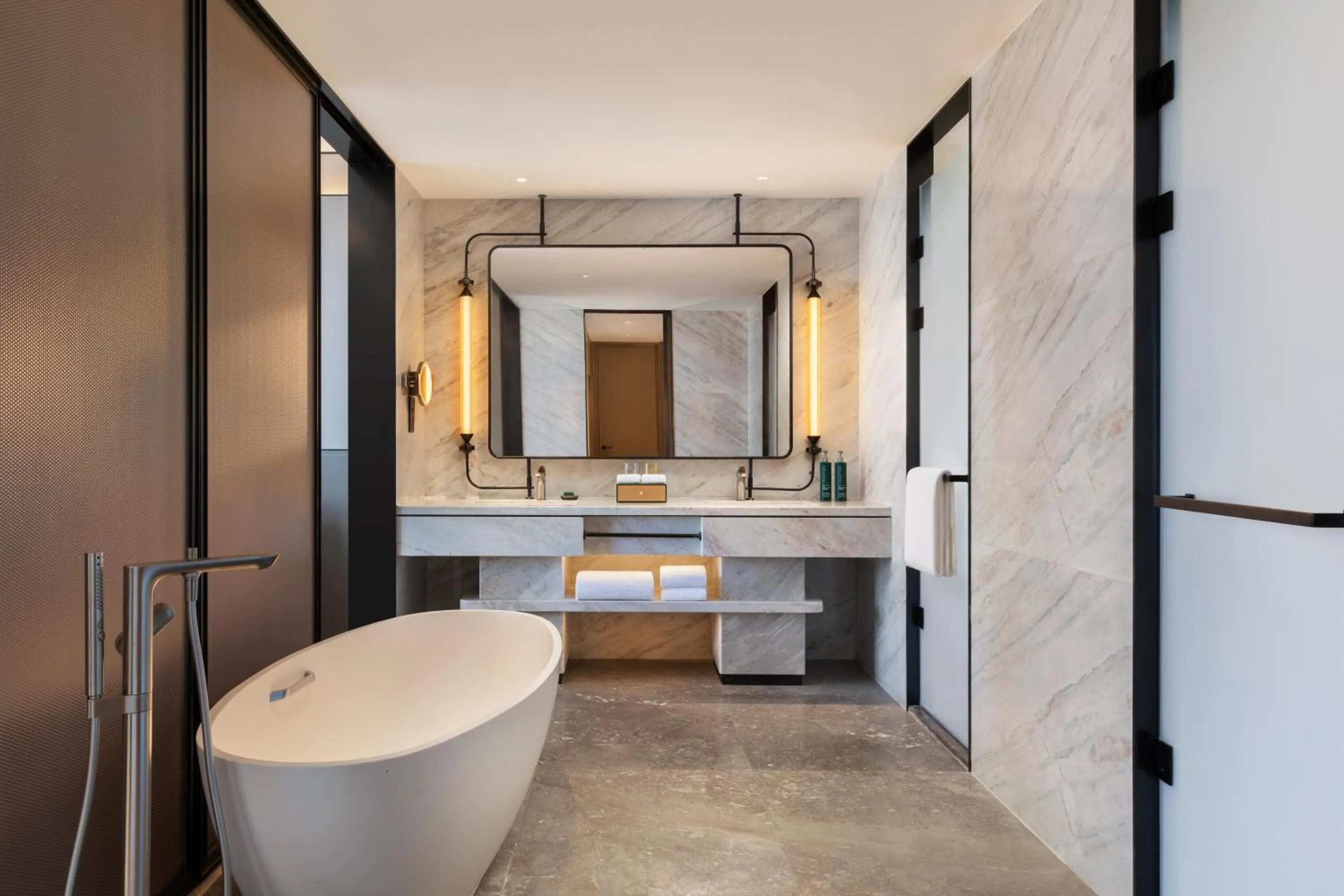 Bathroom in Doubletree By Hilton Zhengzhou Airport Aerotropolis