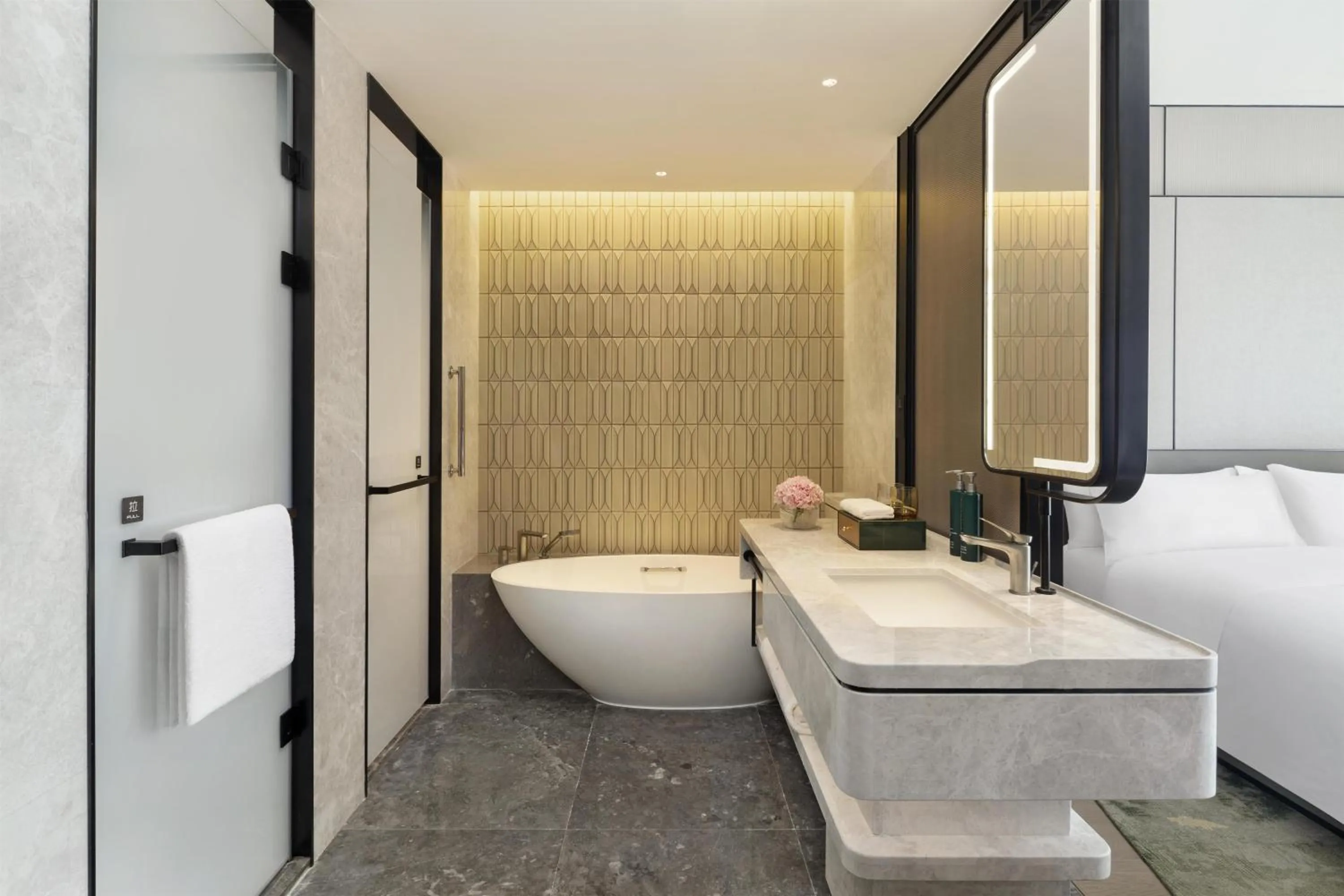 Bathroom in Doubletree By Hilton Zhengzhou Airport Aerotropolis