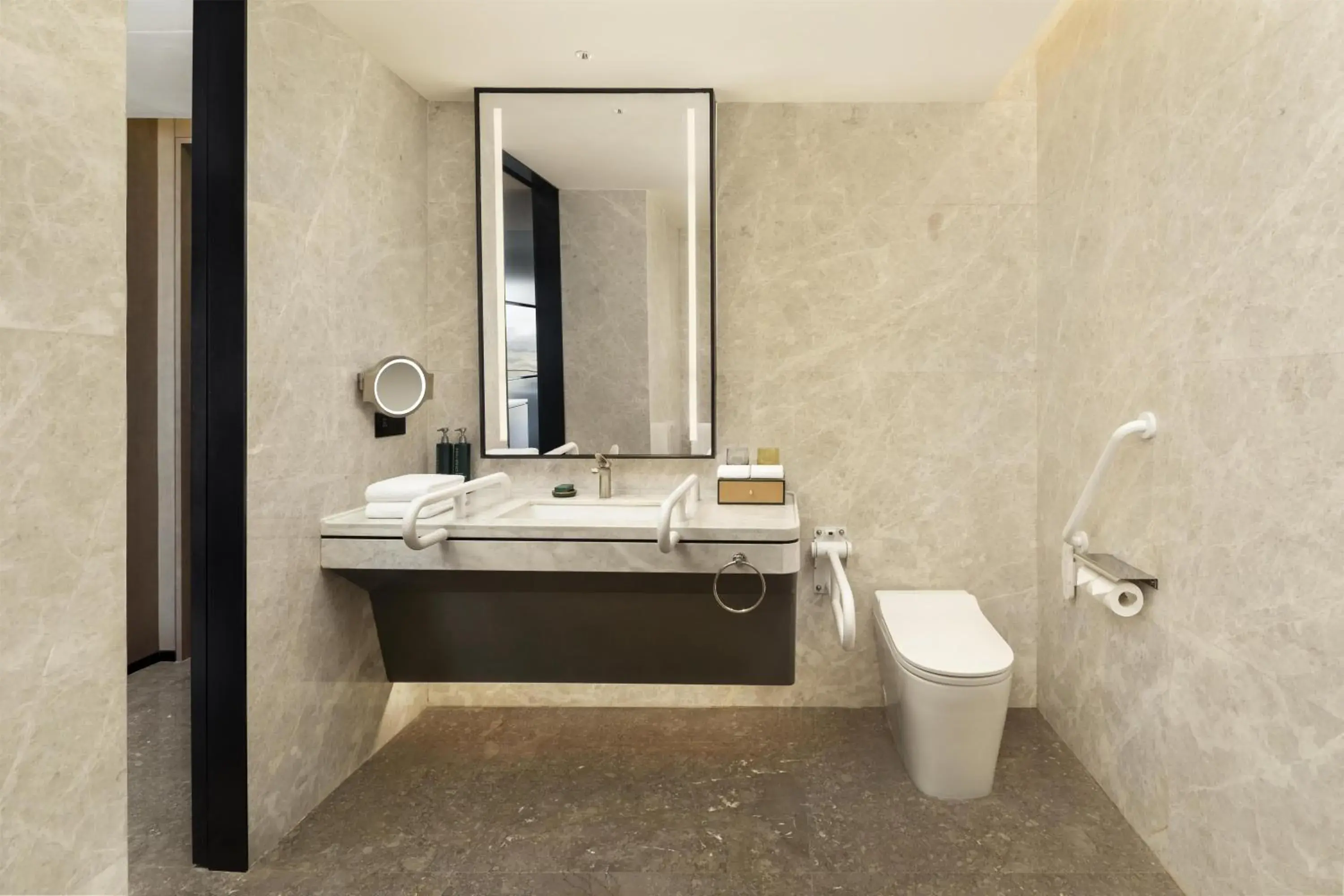 King Room - Mobility Accessible in Doubletree By Hilton Zhengzhou Airport Aerotropolis King Room - Mobility Accessible in Doubletree By Hilton Zhengzhou Airport Aerotropolis