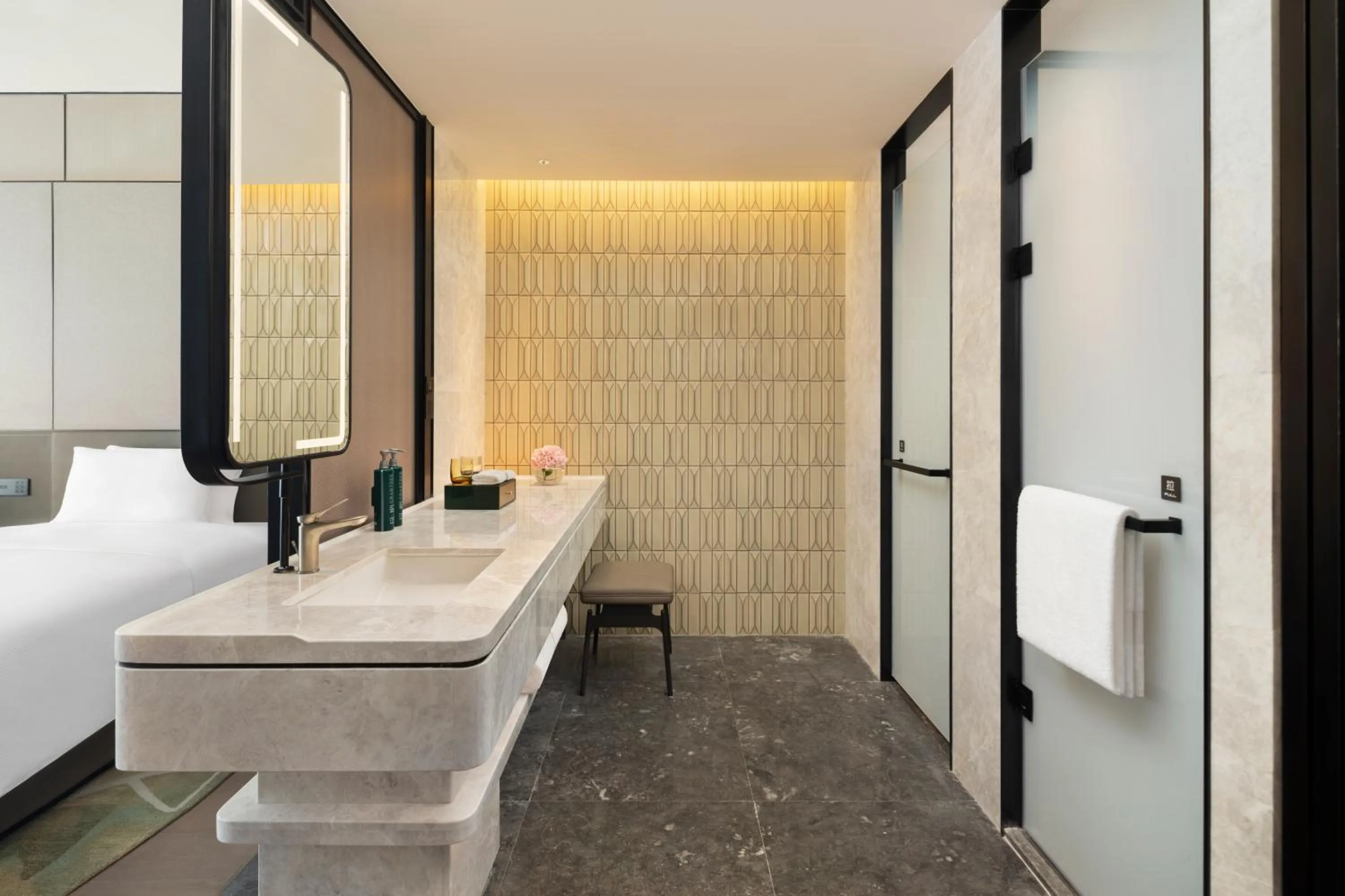 Bed in Doubletree By Hilton Zhengzhou Airport Aerotropolis