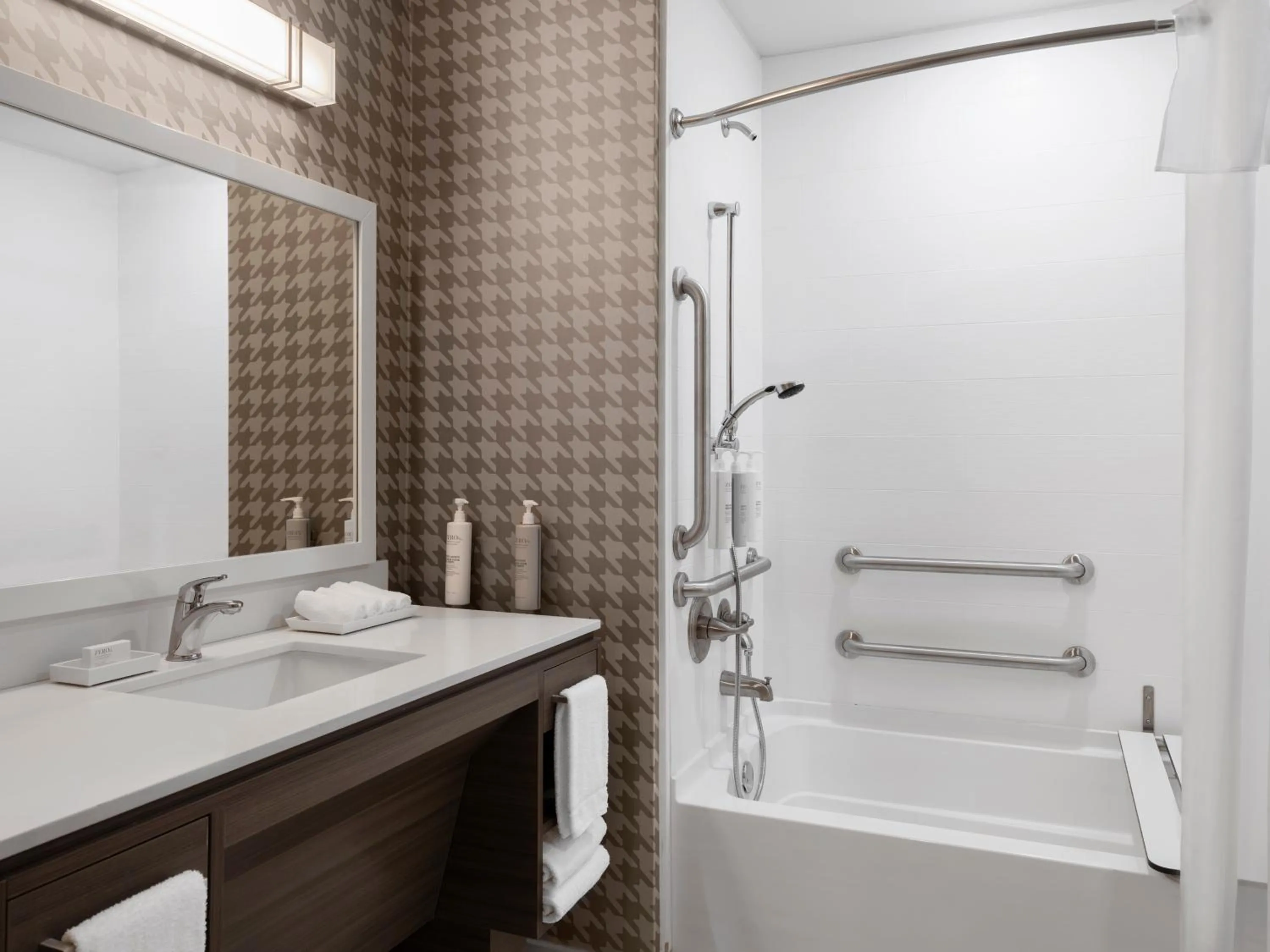 King Room with Bath Tub - Mobility and Hearing Access in Tru By Hilton Norwalk Des Moines