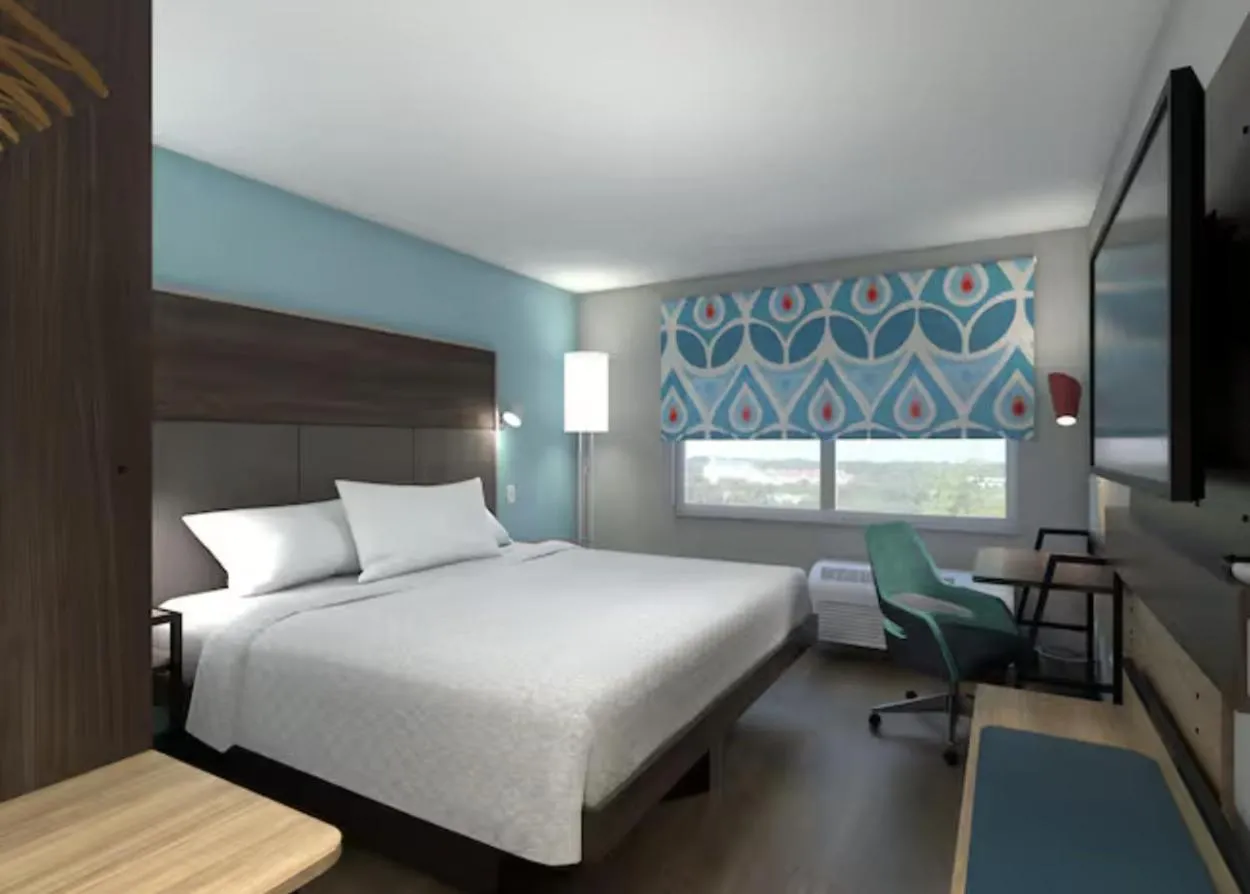 King Room with Walk-In Shower in Tru By Hilton Norwalk Des Moines