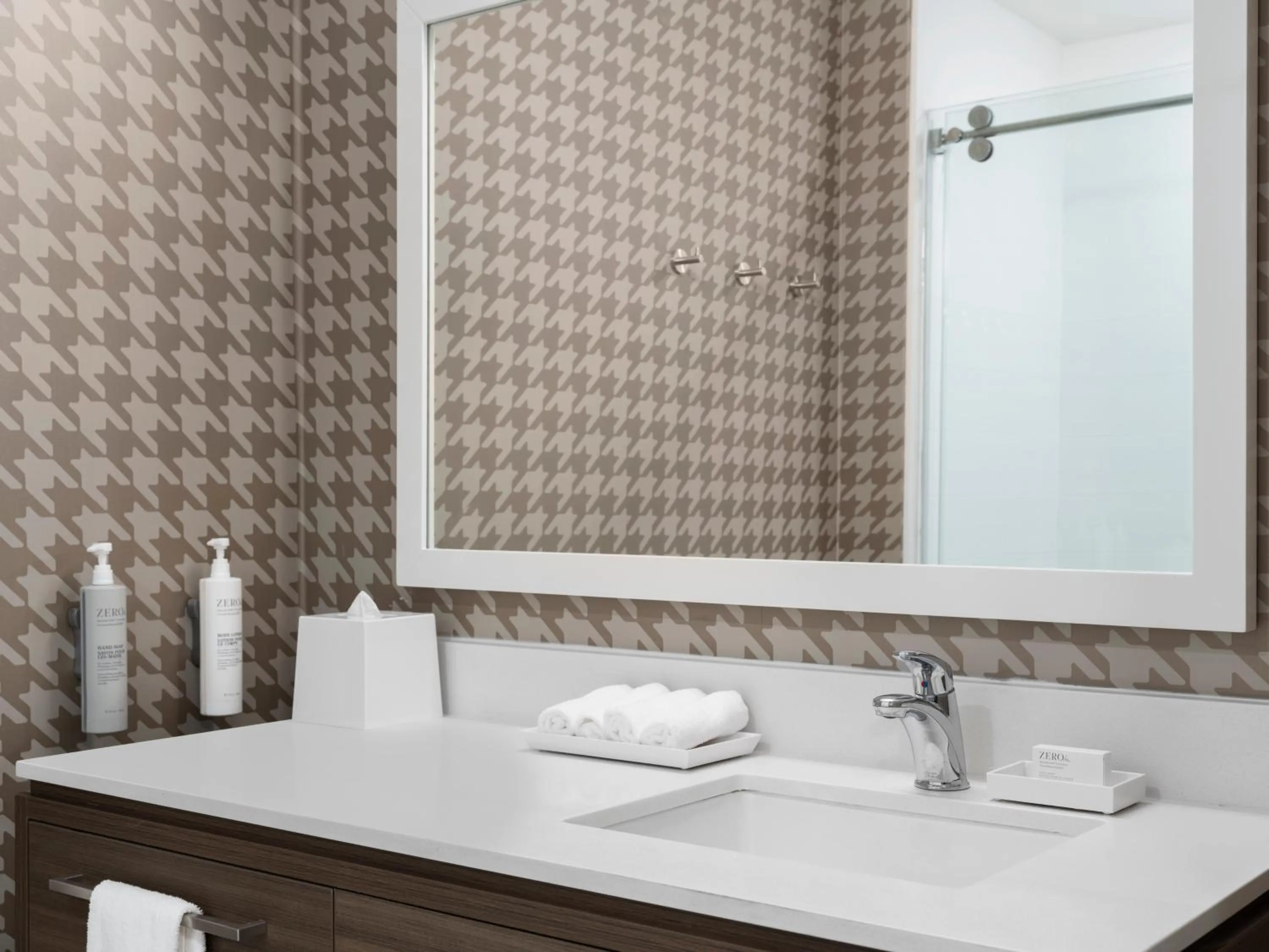 King Room with Walk-In Shower in Tru By Hilton Norwalk Des Moines