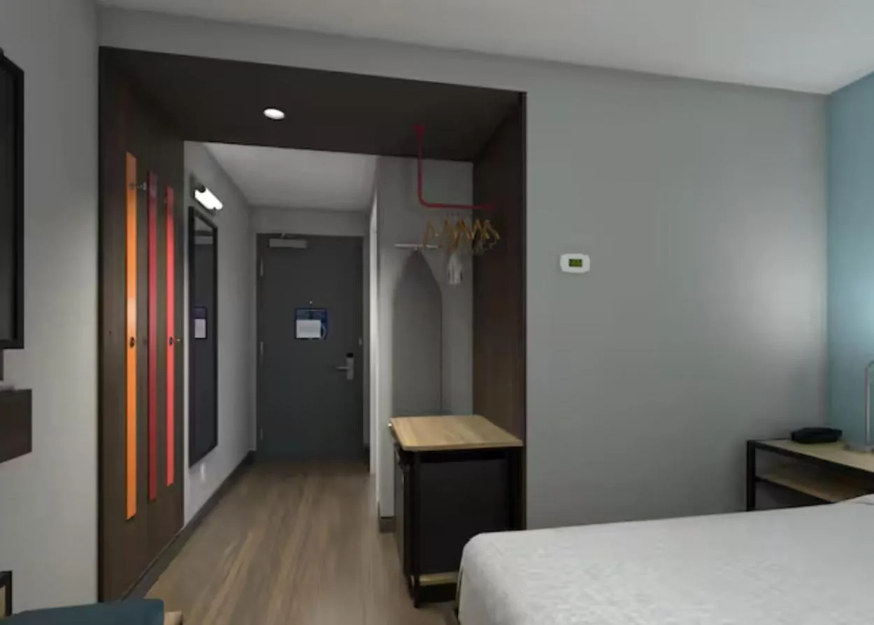 King Room with Walk-In Shower in Tru By Hilton Norwalk Des Moines
