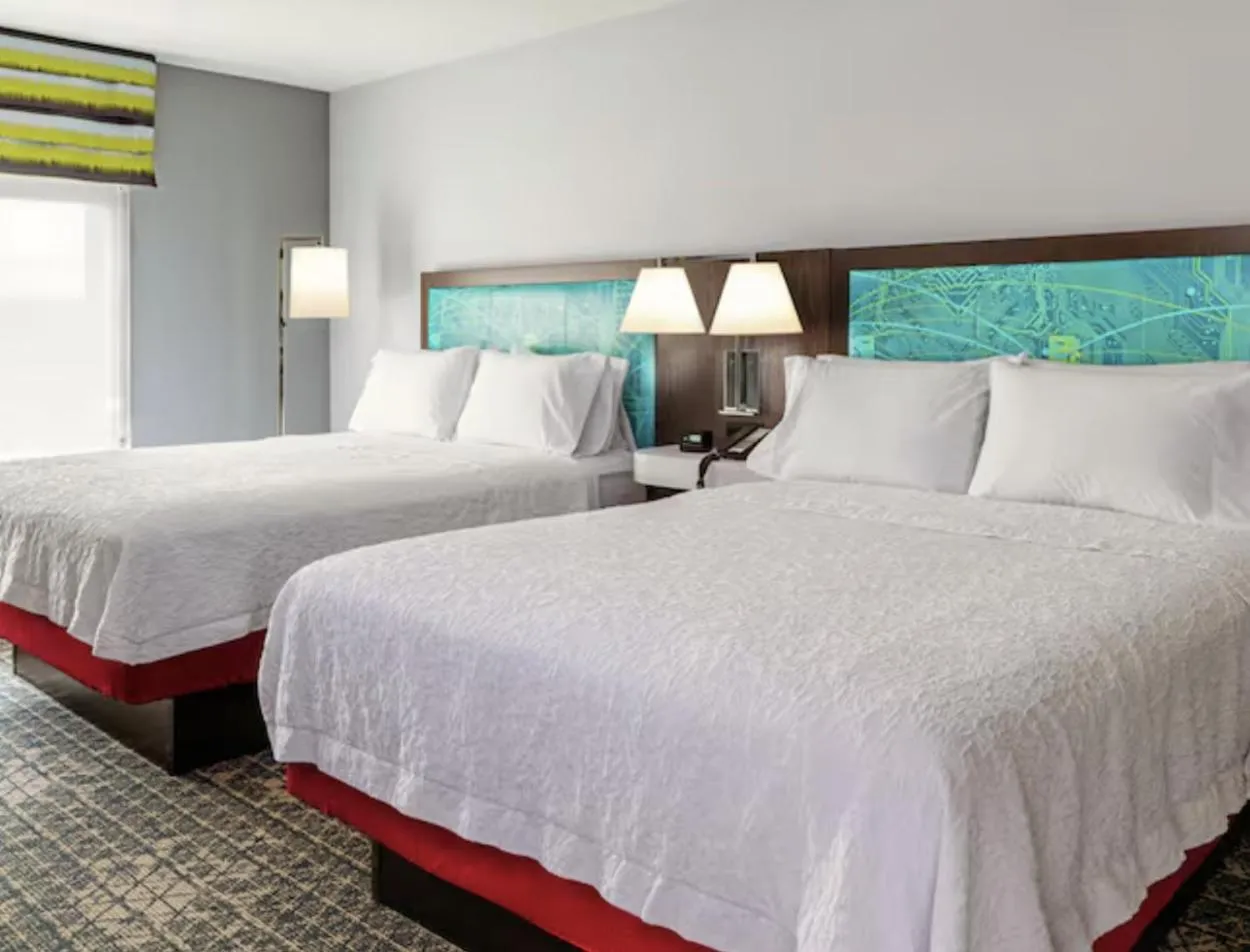 Bed in Hampton Inn & Suites Cadillac