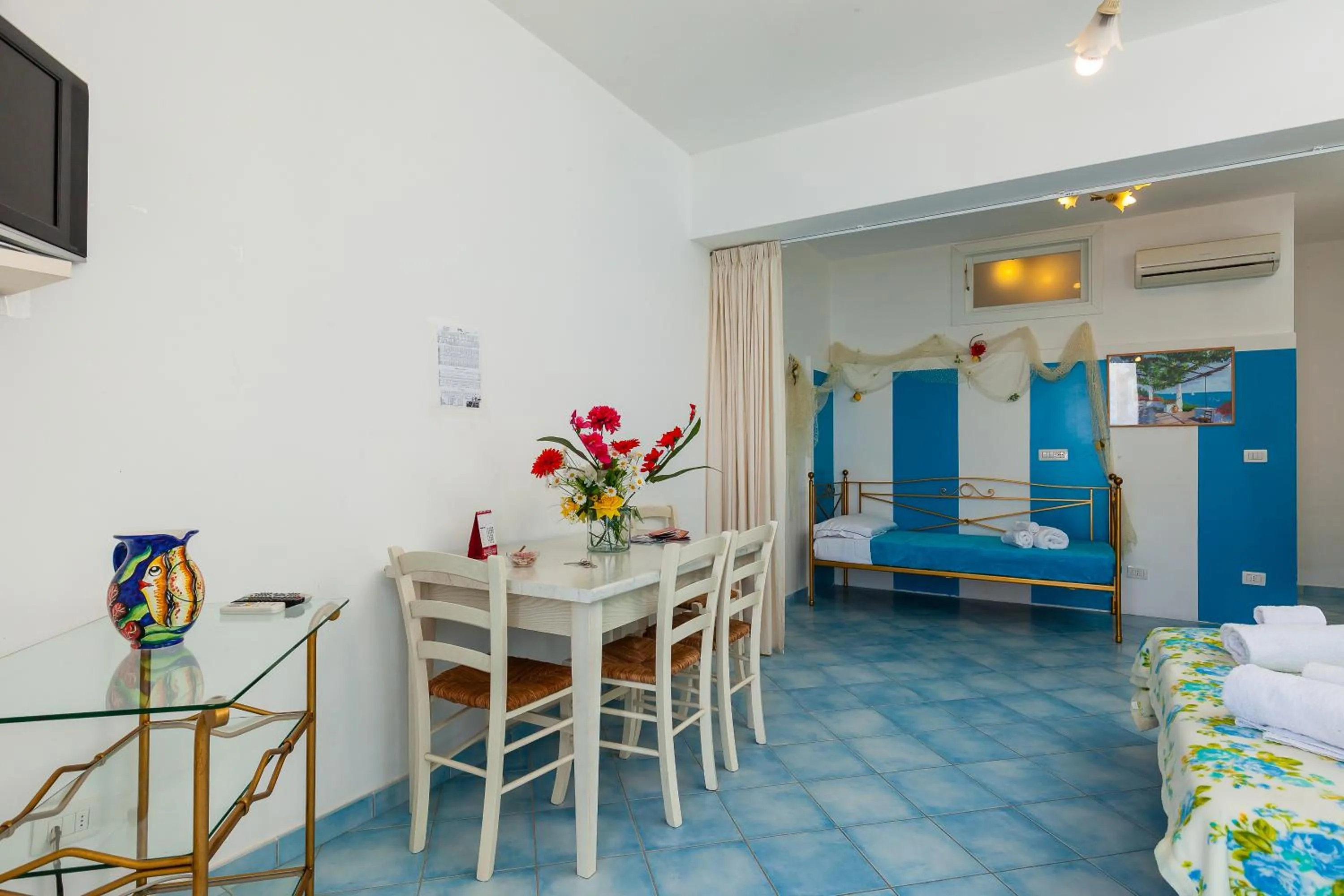 Photo of the whole room, Bed in Residenza Gennaro