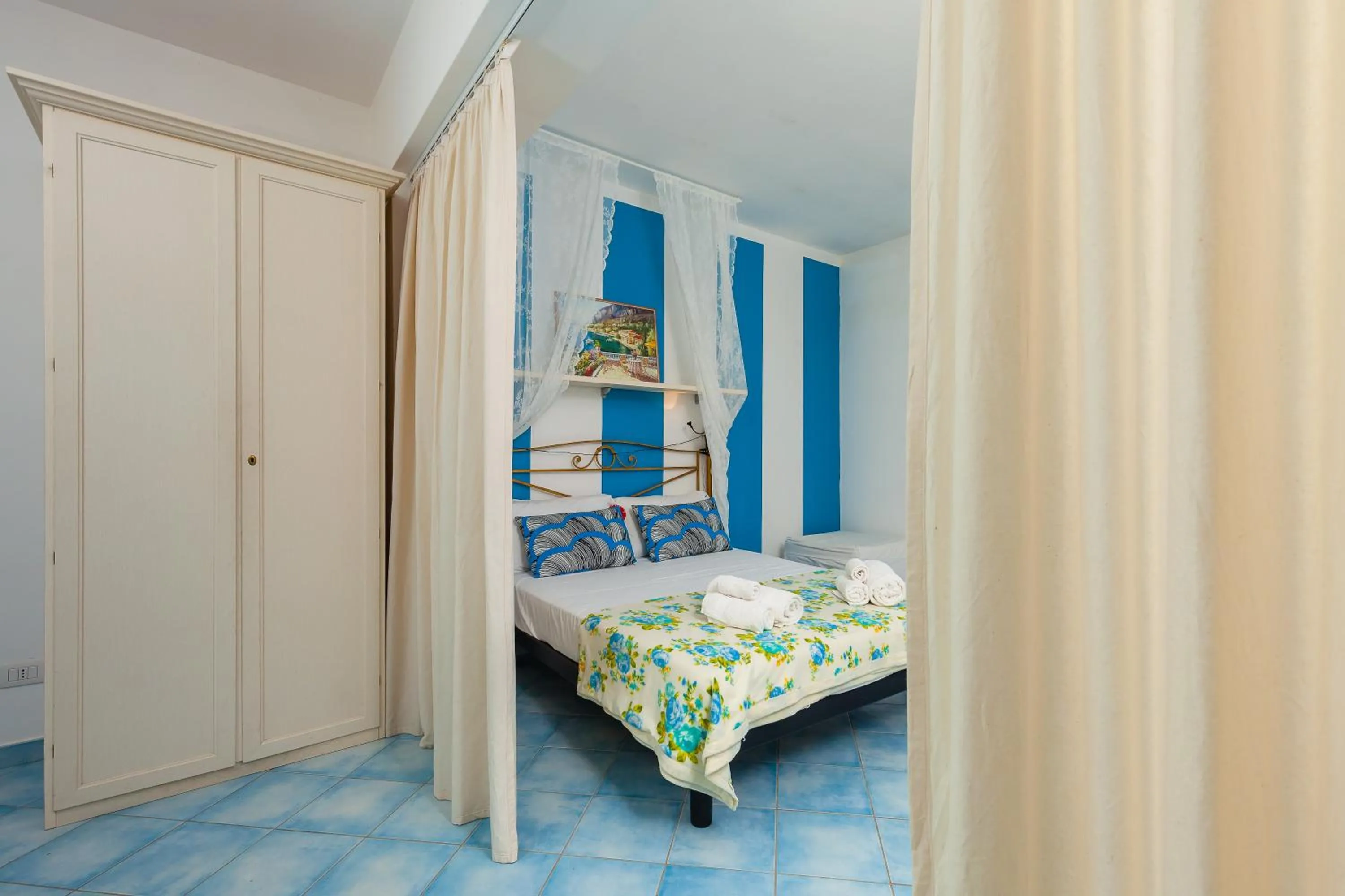 Photo of the whole room, Bed in Residenza Gennaro