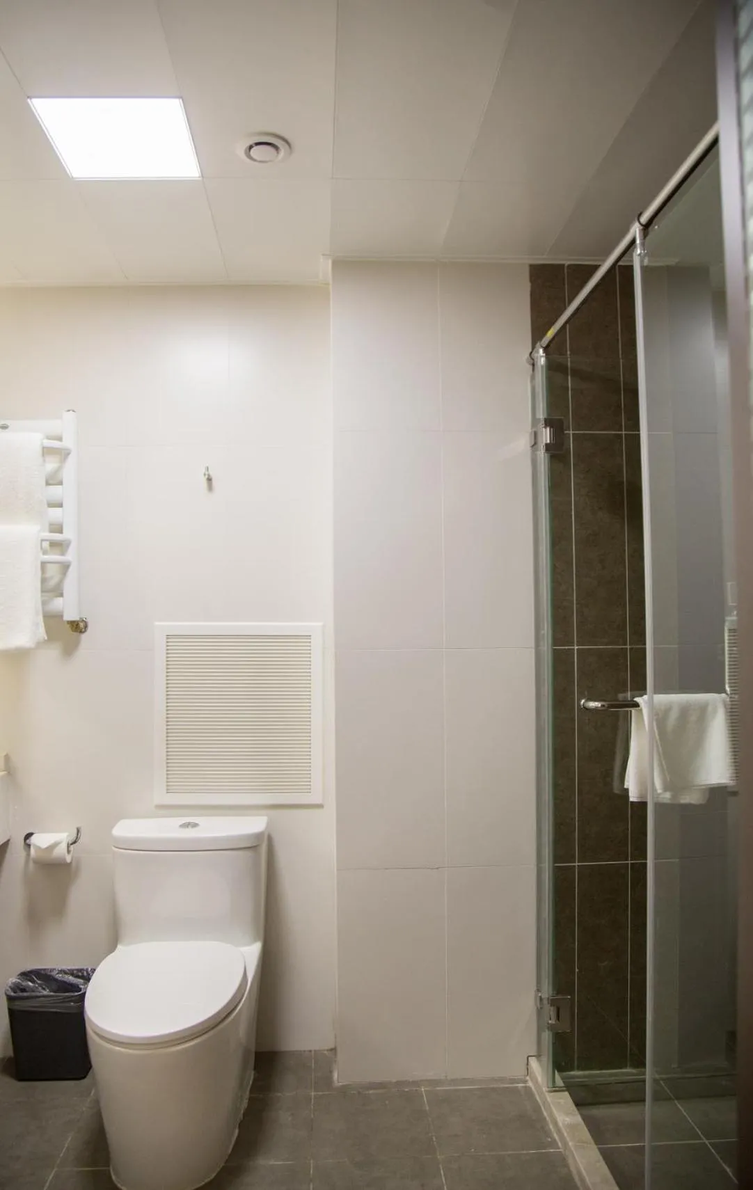 Toilet in Ibis Weihai Shandong University Beach