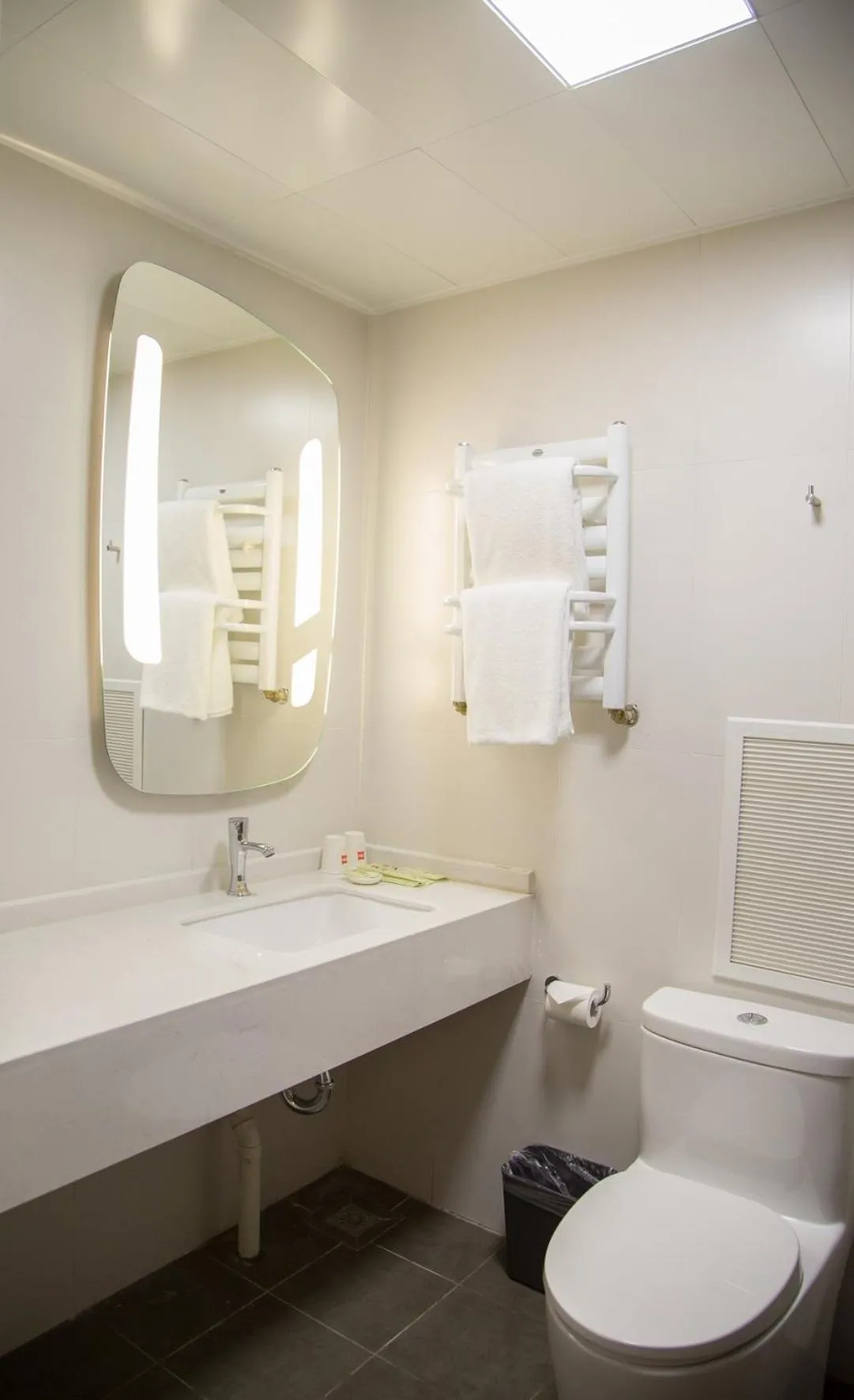 Toilet in Ibis Weihai Shandong University Beach