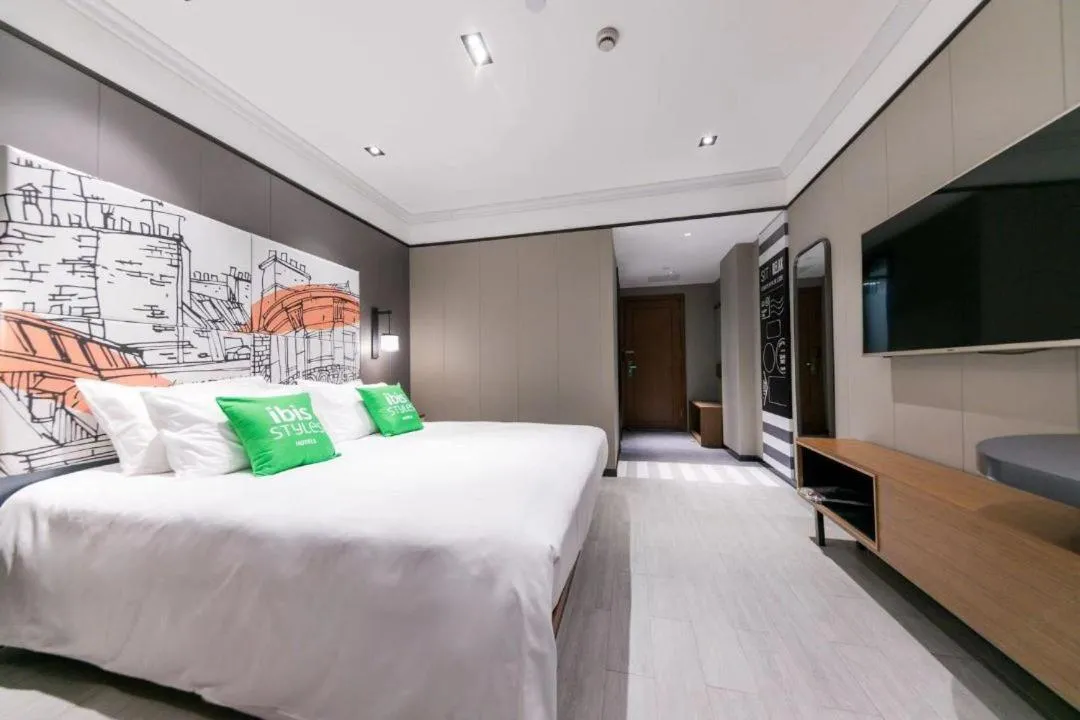 Photo of the whole room, Bed in Ibis Styles Shanghai Caohejing Hongmei Road