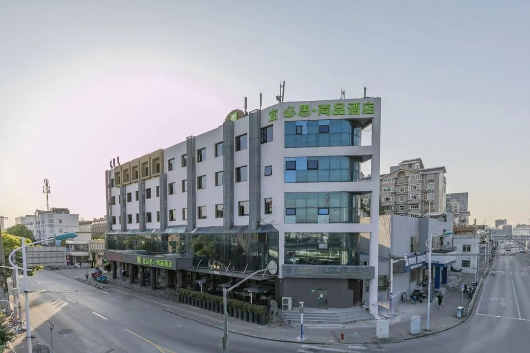 Property building in Ibis Styles Shanghai Caohejing Hongmei Road