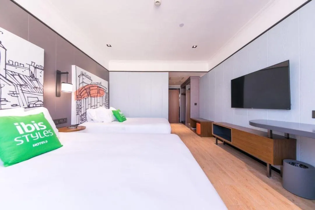 Photo of the whole room, Bed in Ibis Styles Shanghai Caohejing Hongmei Road