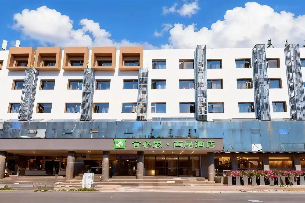 Property building in Ibis Styles Shanghai Caohejing Hongmei Road