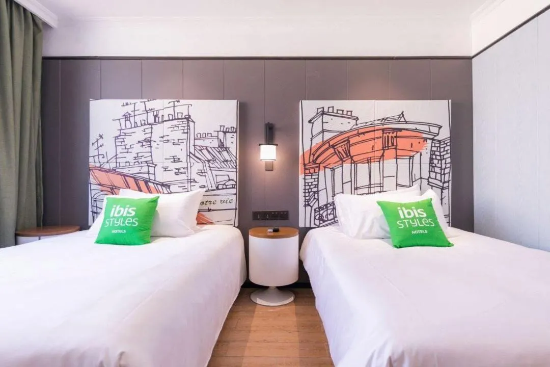 People, Bed in Ibis Styles Shanghai Caohejing Hongmei Road