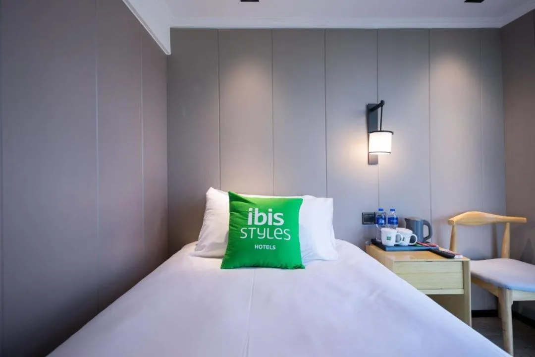 room service, Bed in Ibis Styles Shanghai Caohejing Hongmei Road