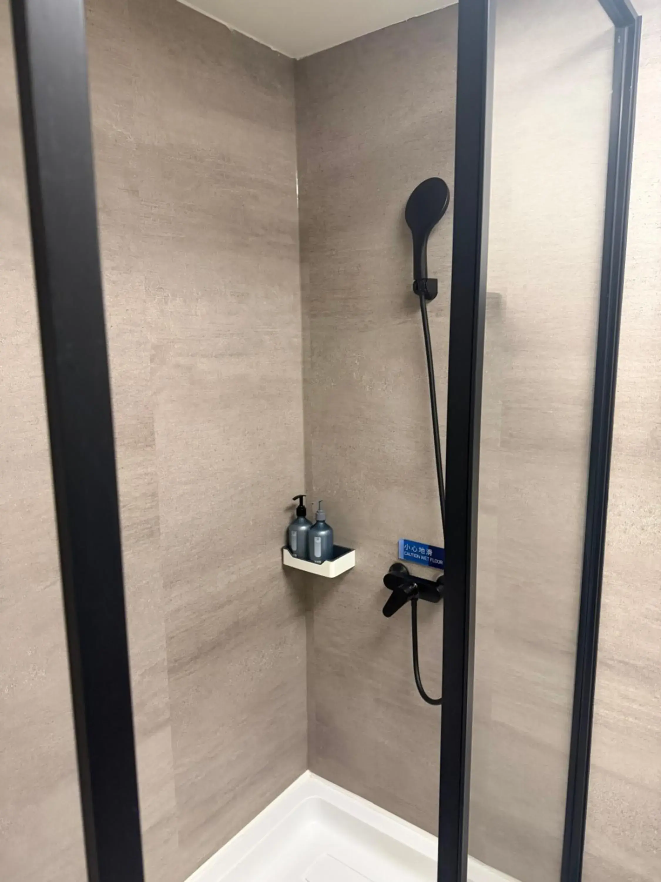 Twin Room with Inner View in Hanting Hotel Suzhou Guanqian Street Chayuanchang Metro Station Twin Room with Inner View in Hanting Hotel Suzhou Guanqian Street Chayuanchang Metro Station