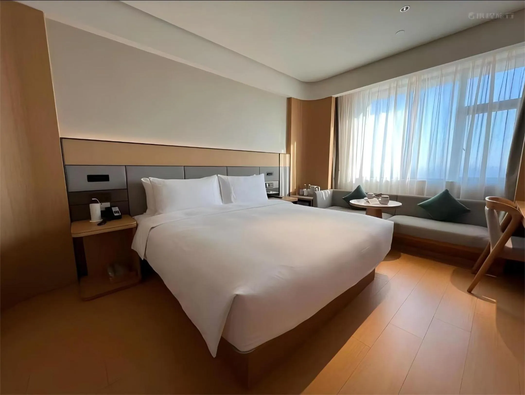 Photo of the whole room, Bed in Parkview Nanjing Xuanwu Lake Park