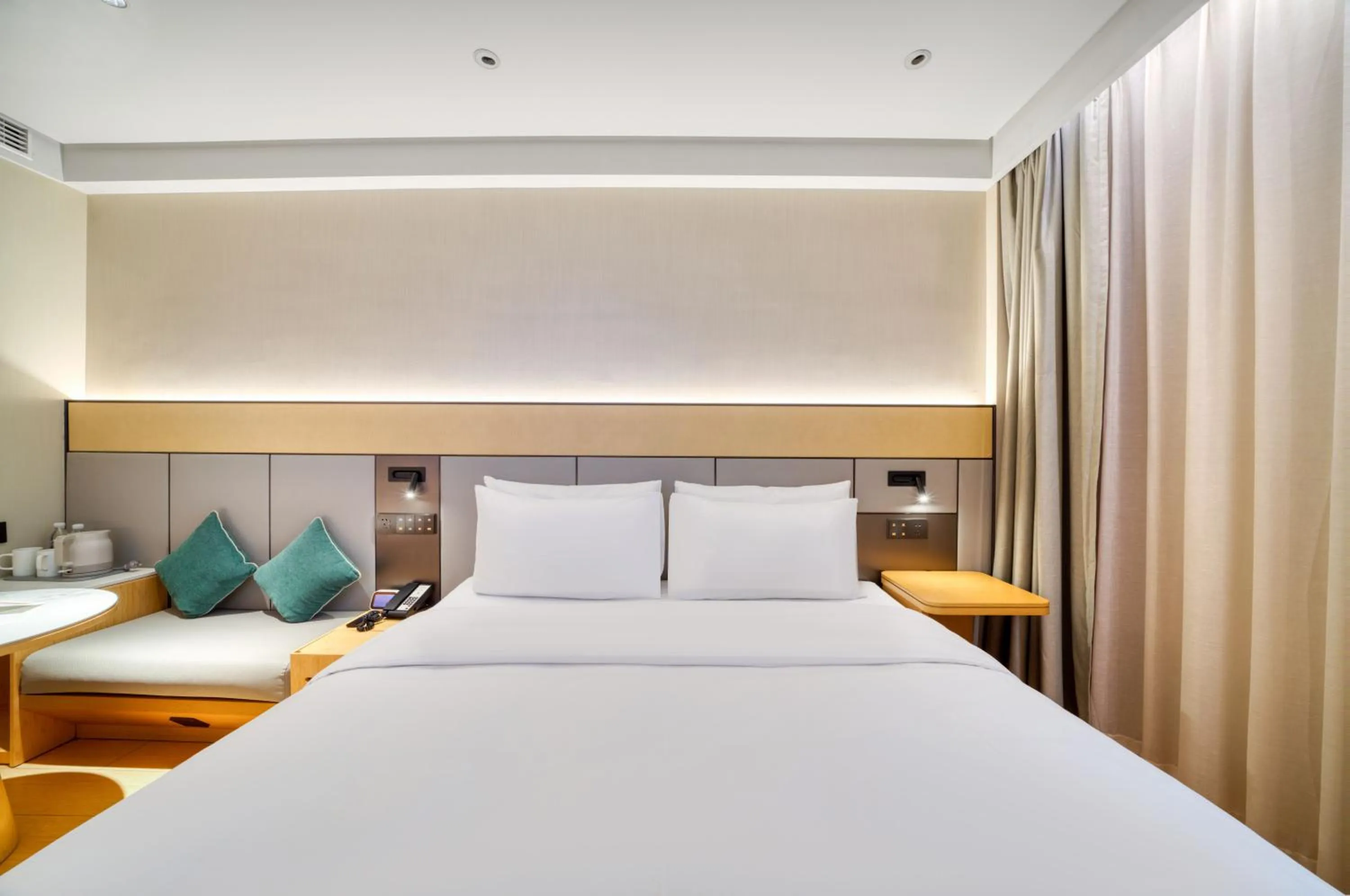 Bed in JI Hotel Hangzhou West Lake Lakeside Pedestrian Street