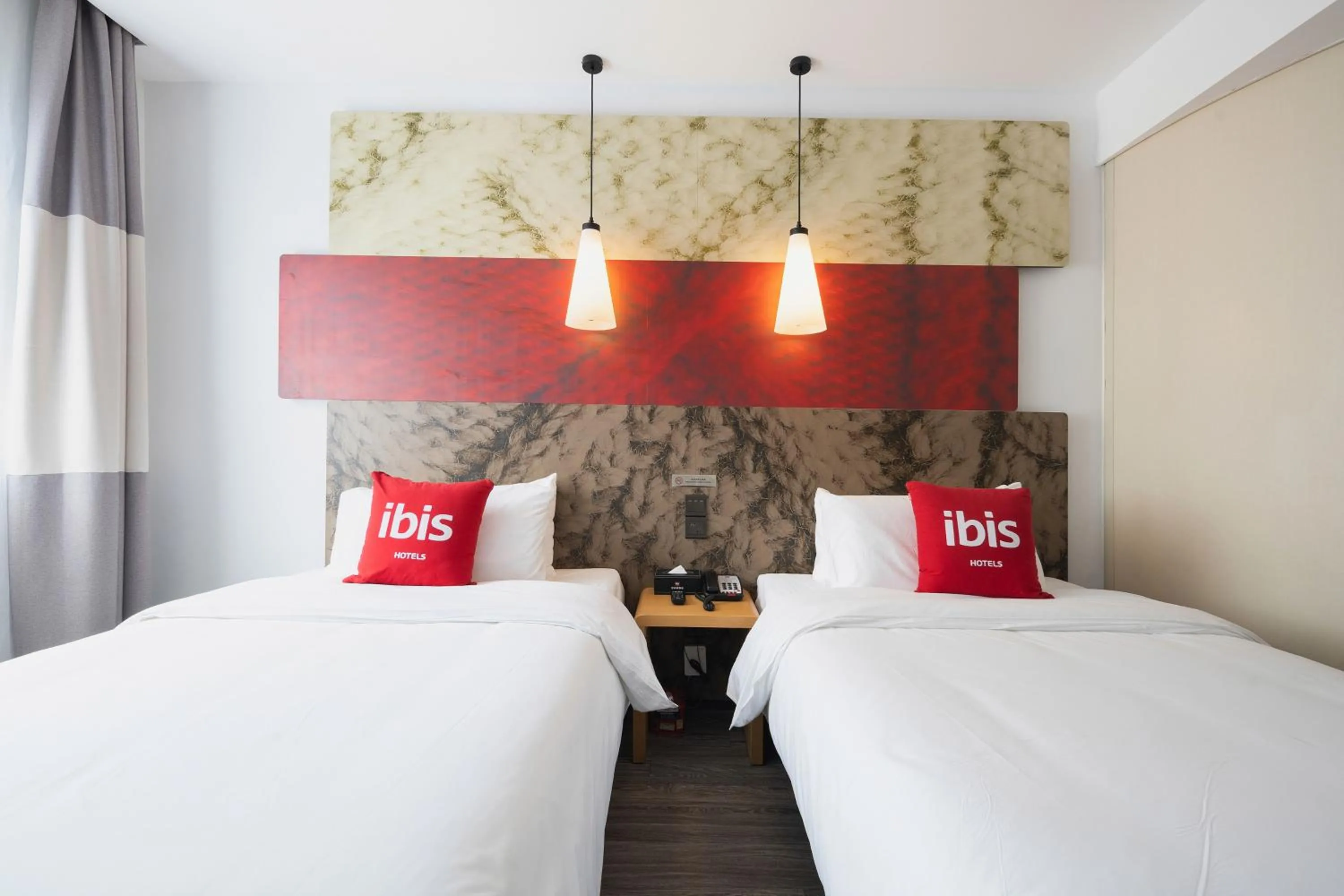 Bed in Ibis Chongqing Jiangbei International Airport