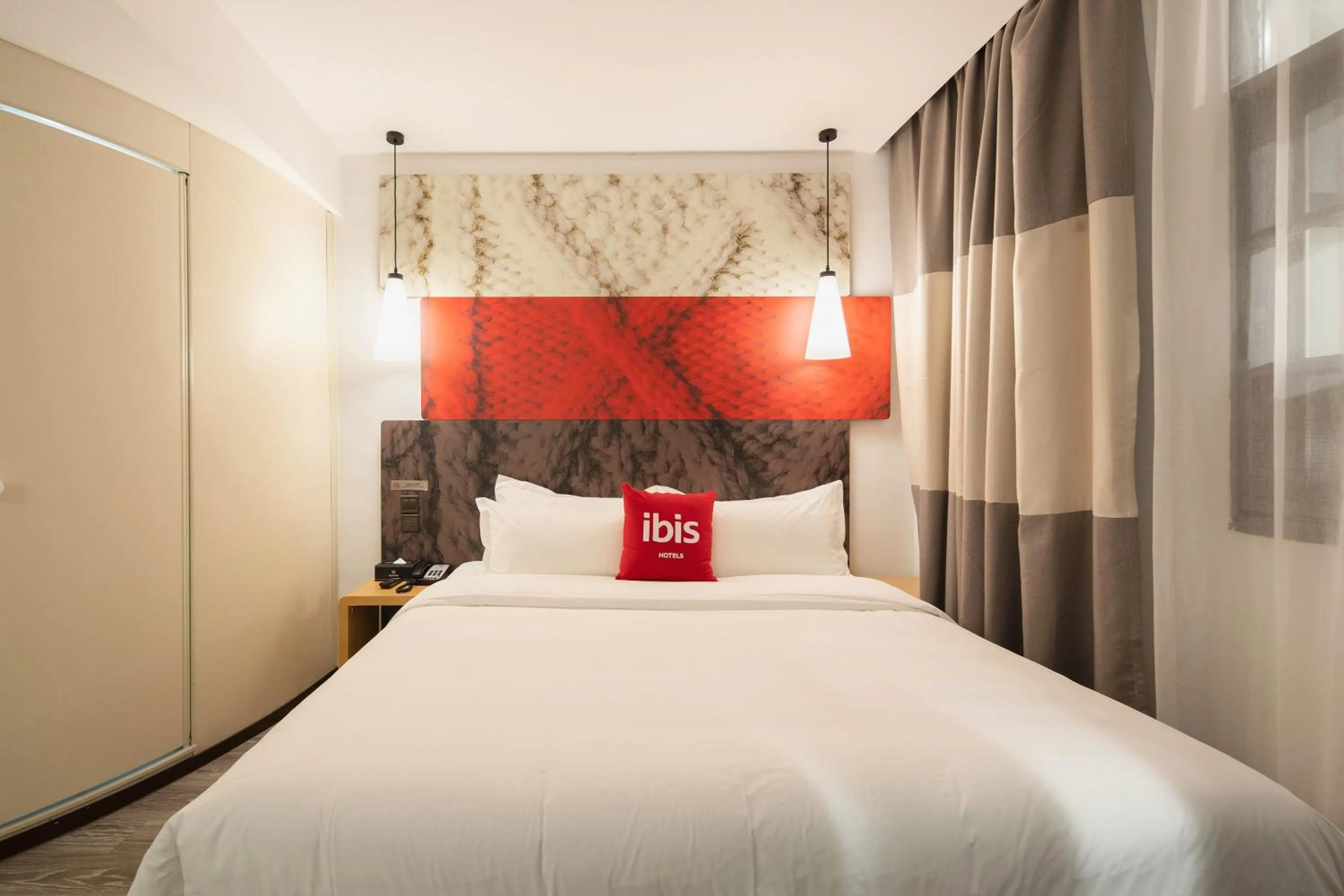 Bed in Ibis Chongqing Jiangbei International Airport