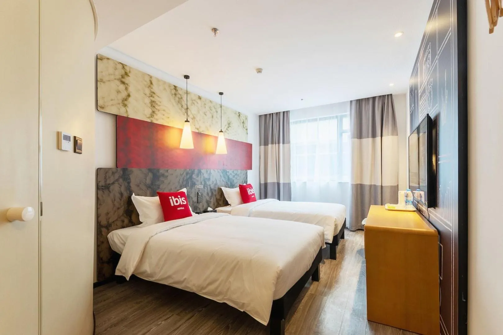 Photo of the whole room, Bed in Ibis Chongqing Jiangbei International Airport