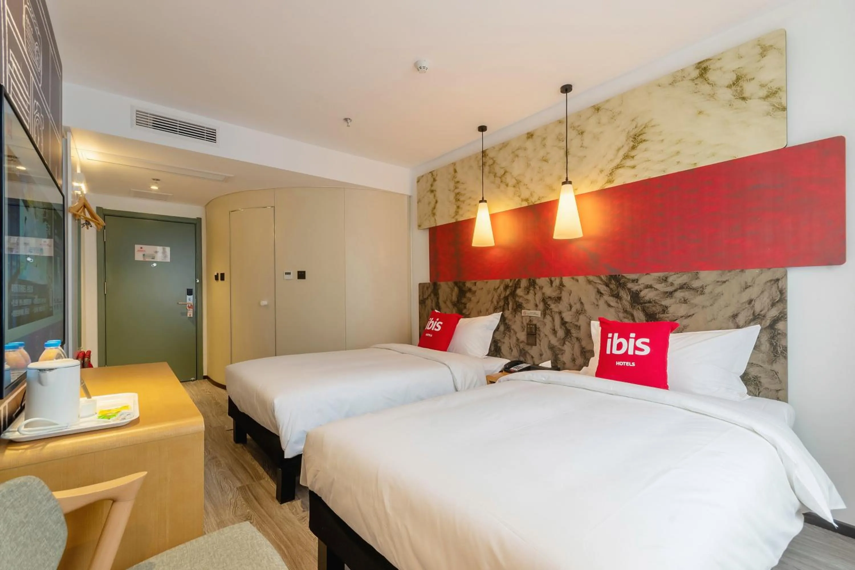 Photo of the whole room, Bed in Ibis Chongqing Jiangbei International Airport