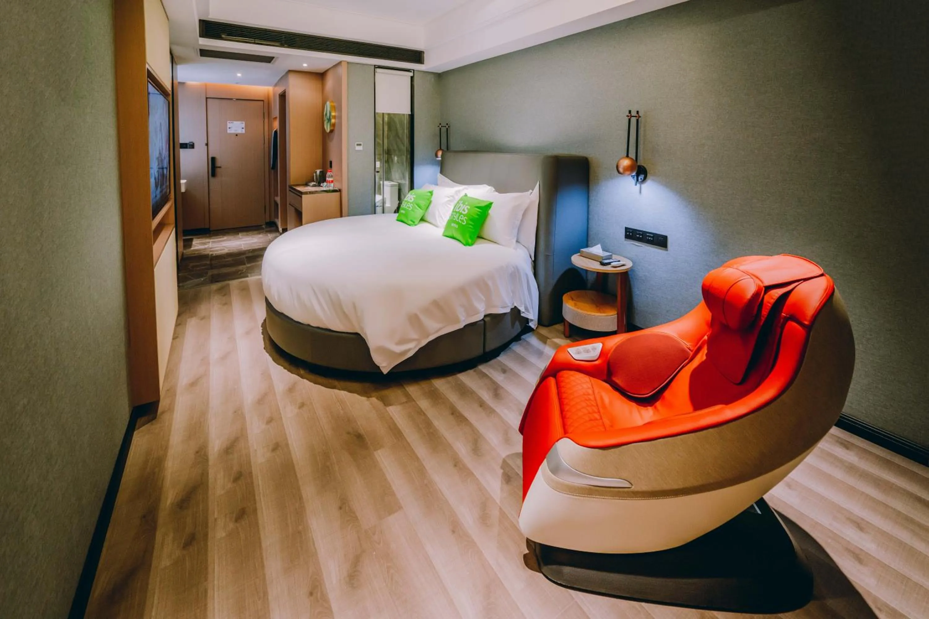 Photo of the whole room, Bed in Ibis Styles Dongguan Changan Light Rail Station