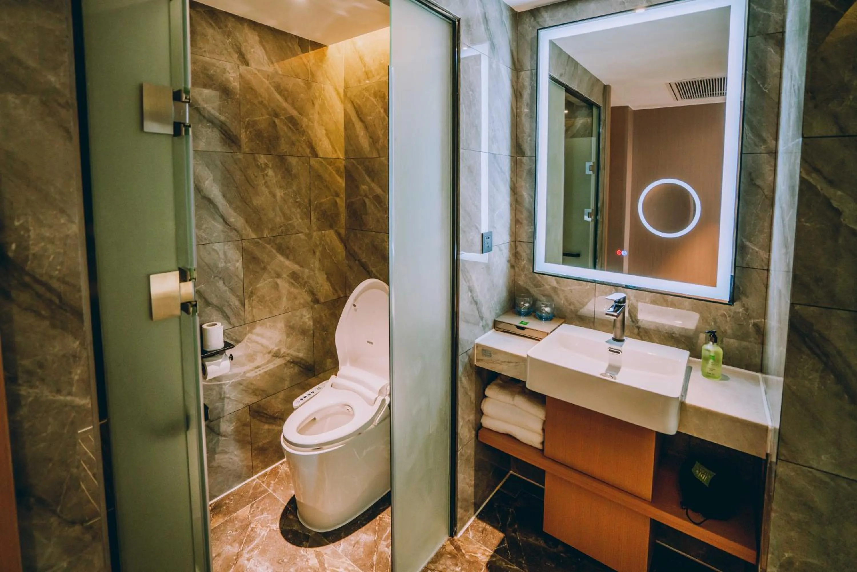 Toilet in Ibis Styles Dongguan Changan Light Rail Station