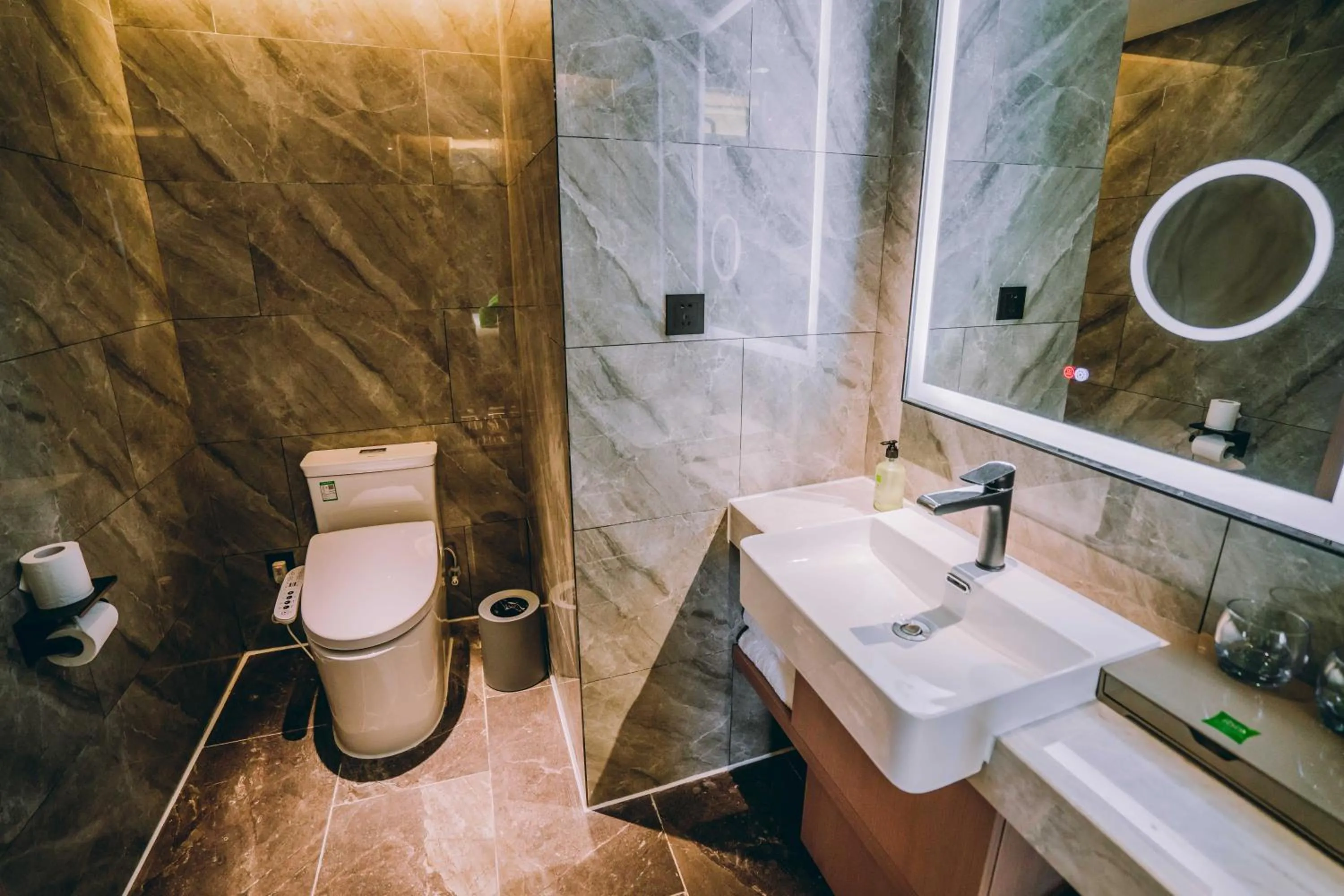 Toilet in Ibis Styles Dongguan Changan Light Rail Station