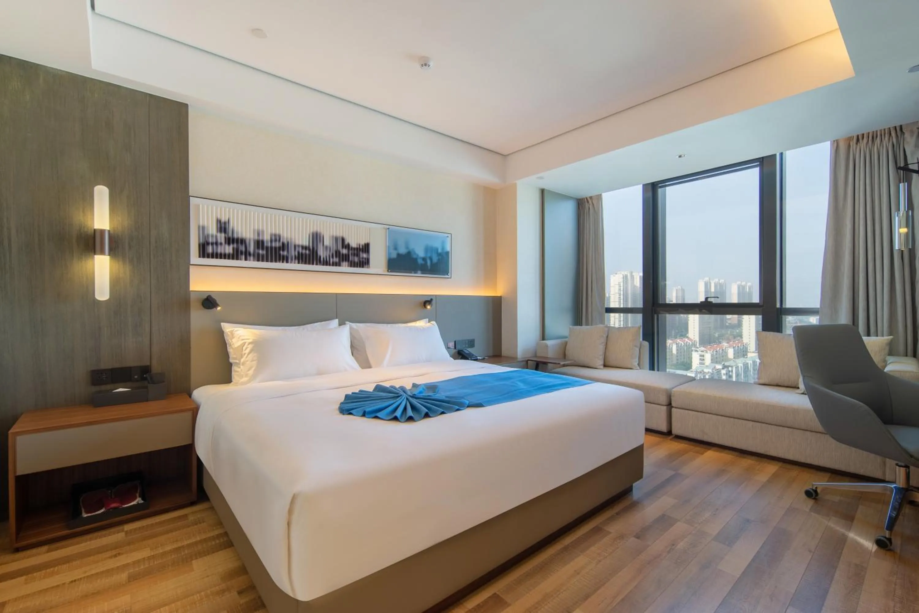 Bed in Madison Hotel Qingdao West Coast City Balcony