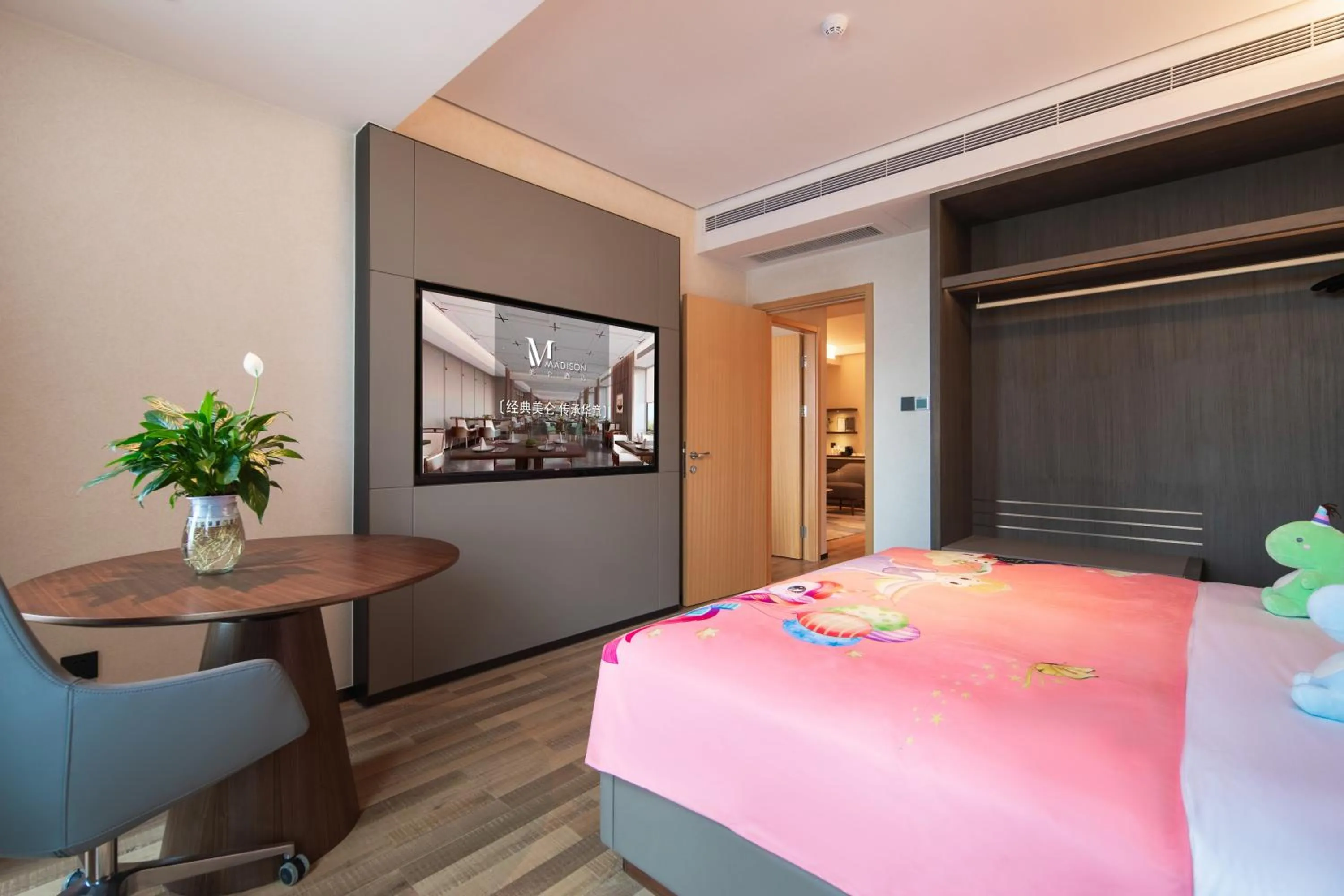 Bed in Madison Hotel Qingdao West Coast City Balcony