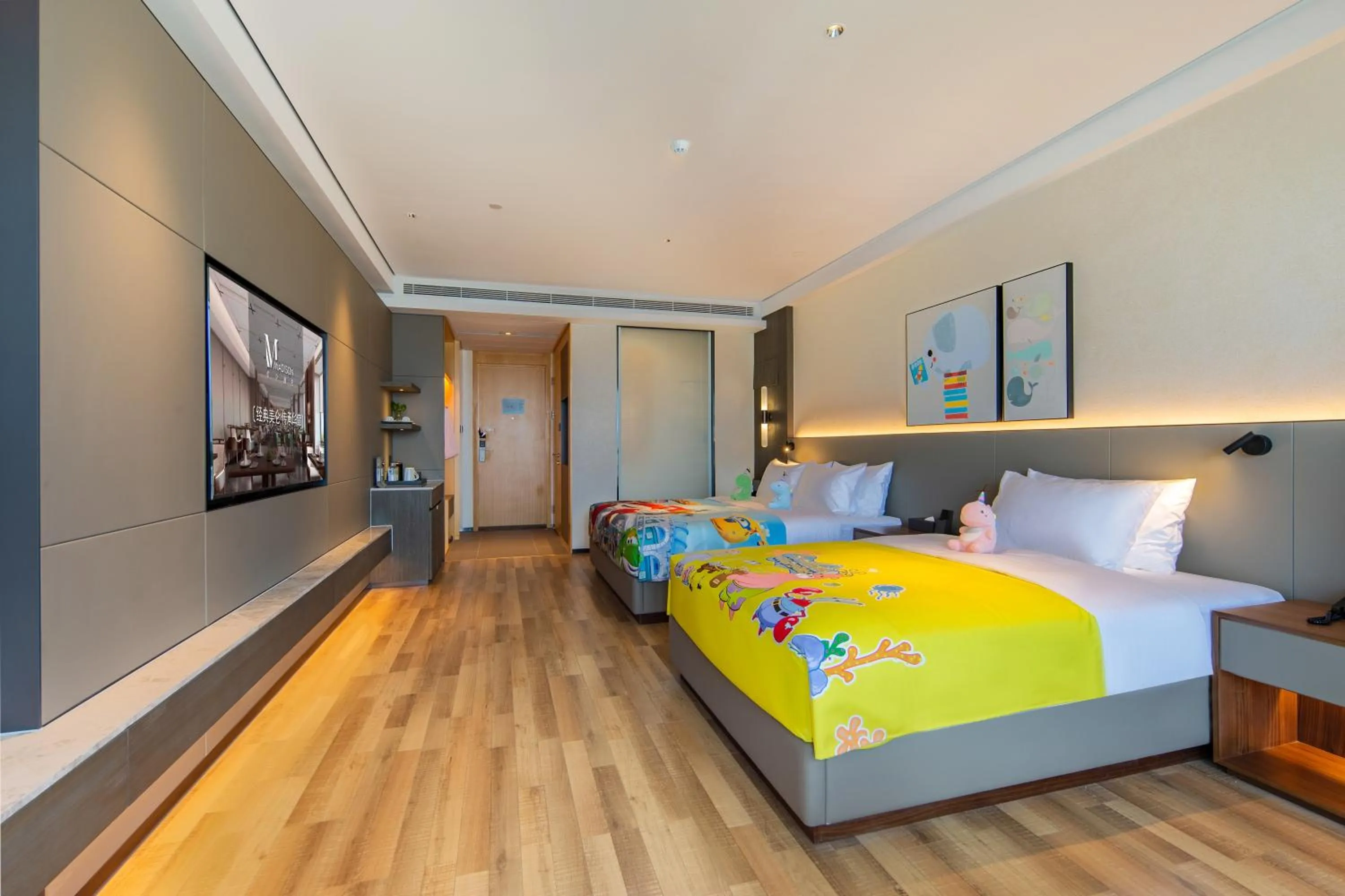 Bed in Madison Hotel Qingdao West Coast City Balcony