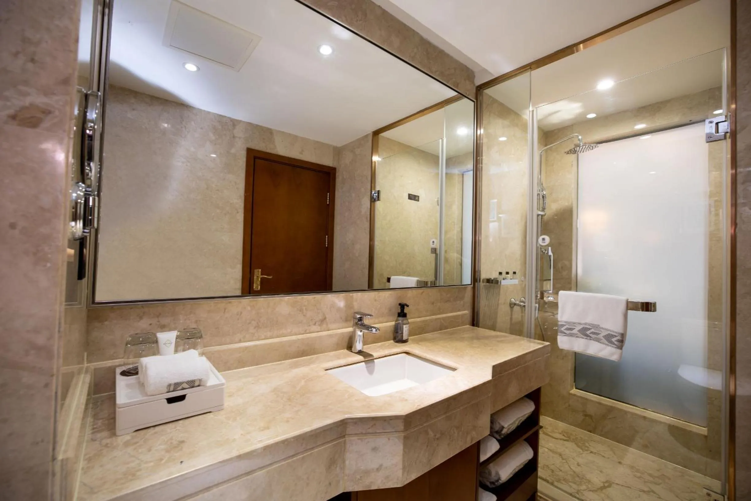 Shower in Madison Hotel Zhengzhou Erqi Square