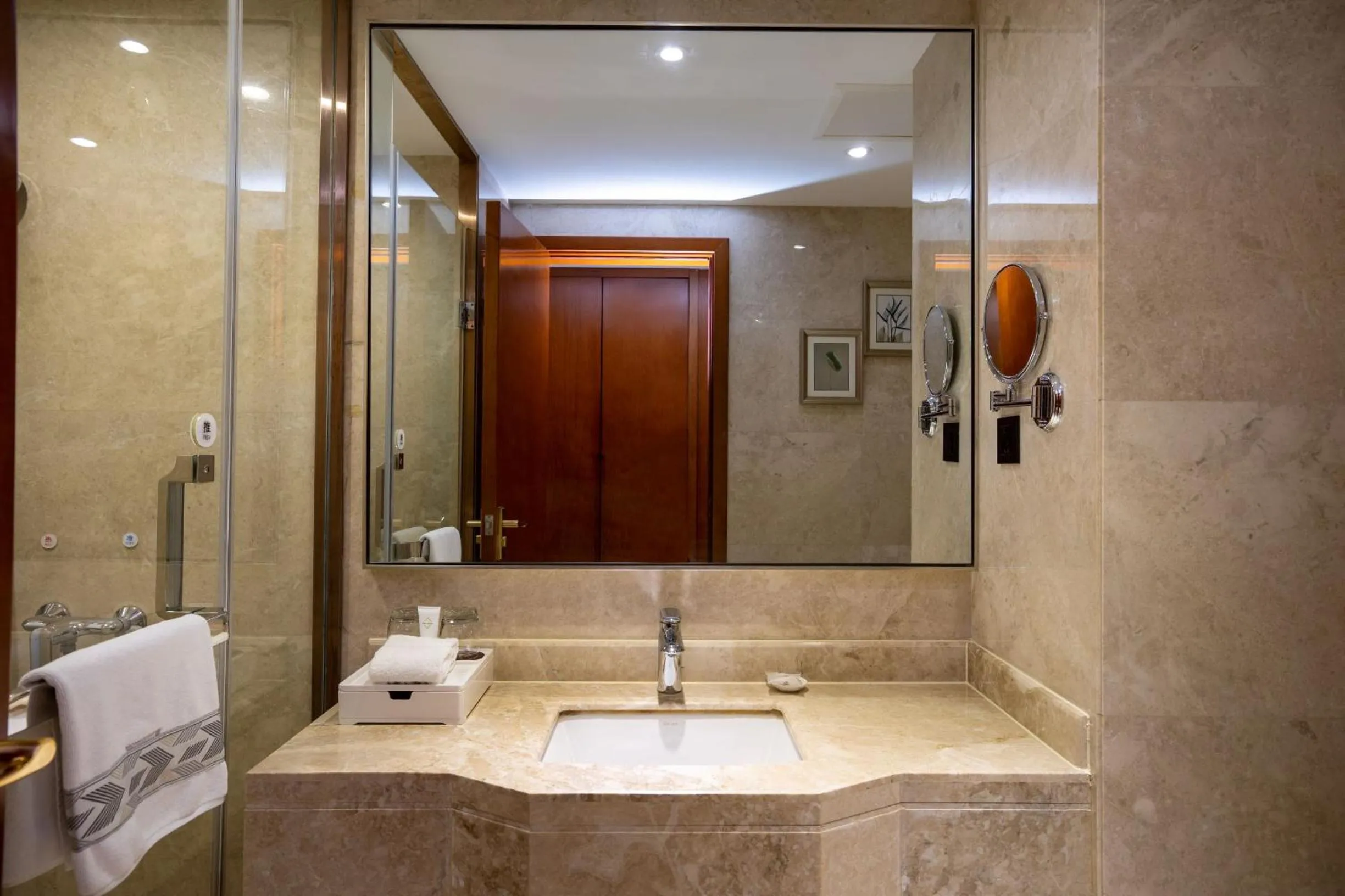 Shower in Madison Hotel Zhengzhou Erqi Square