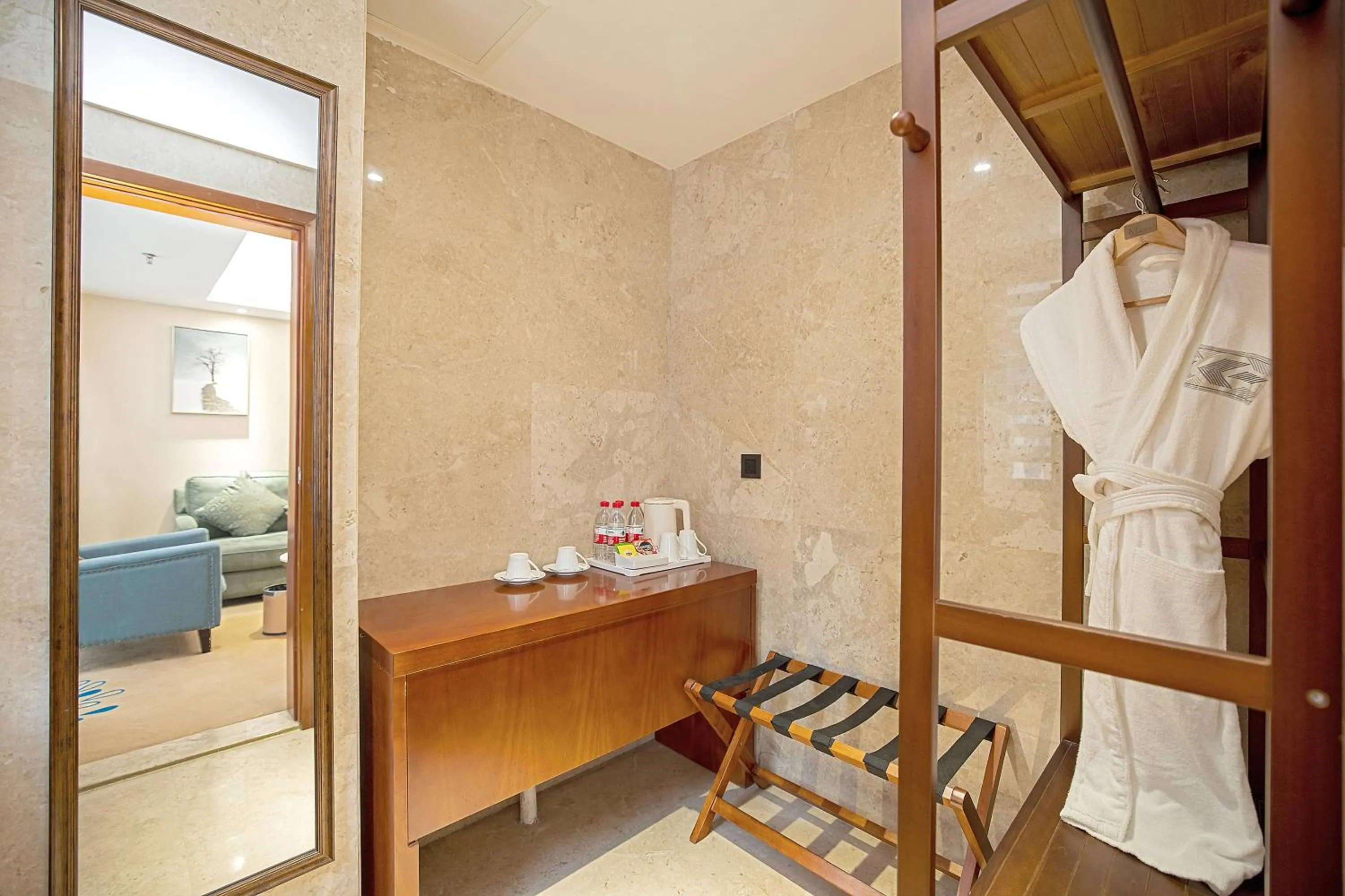 wardrobe, Bed in Madison Hotel Zhengzhou Erqi Square