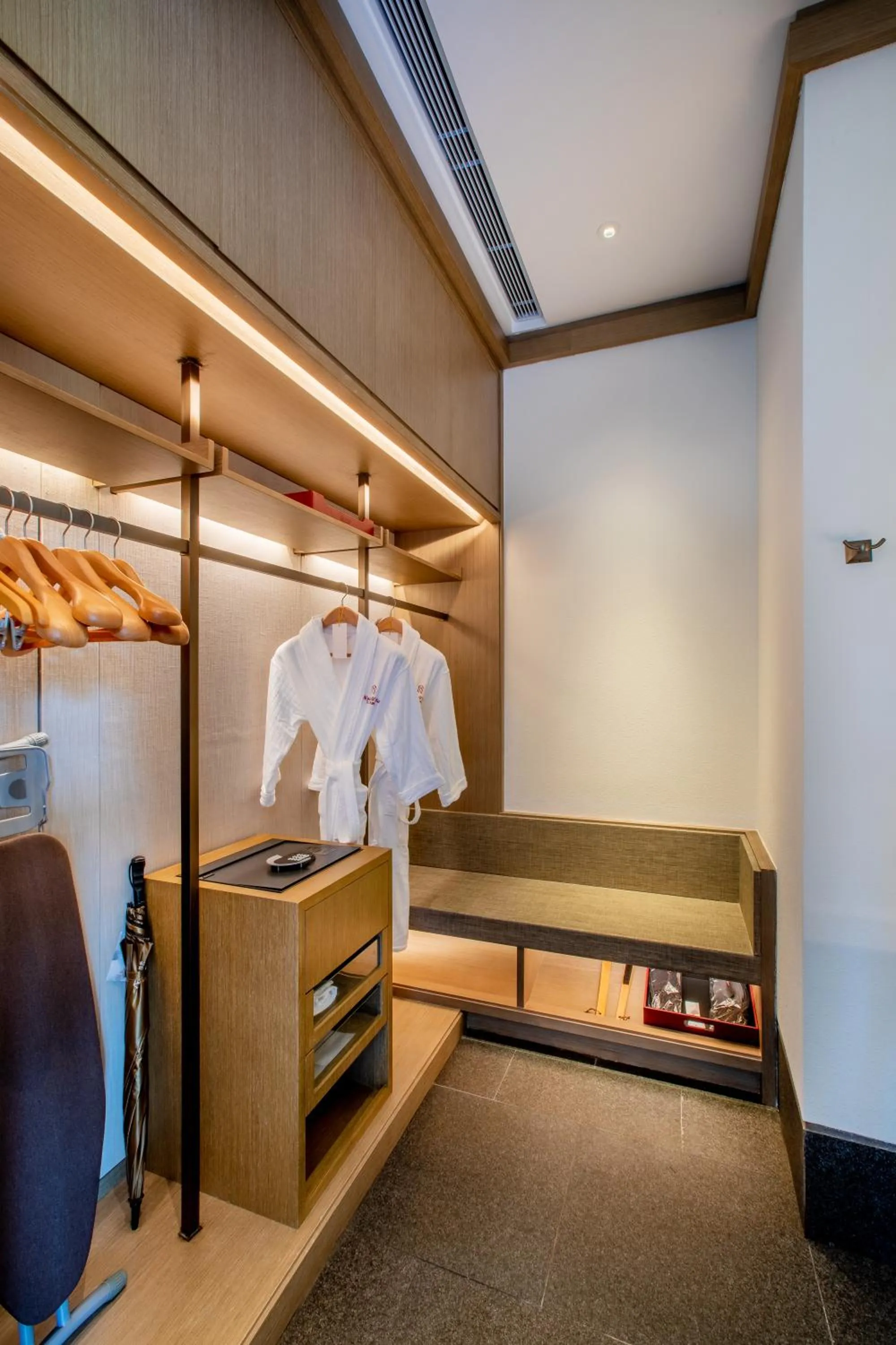 wardrobe in Song Hotel Chongqing Shanqian