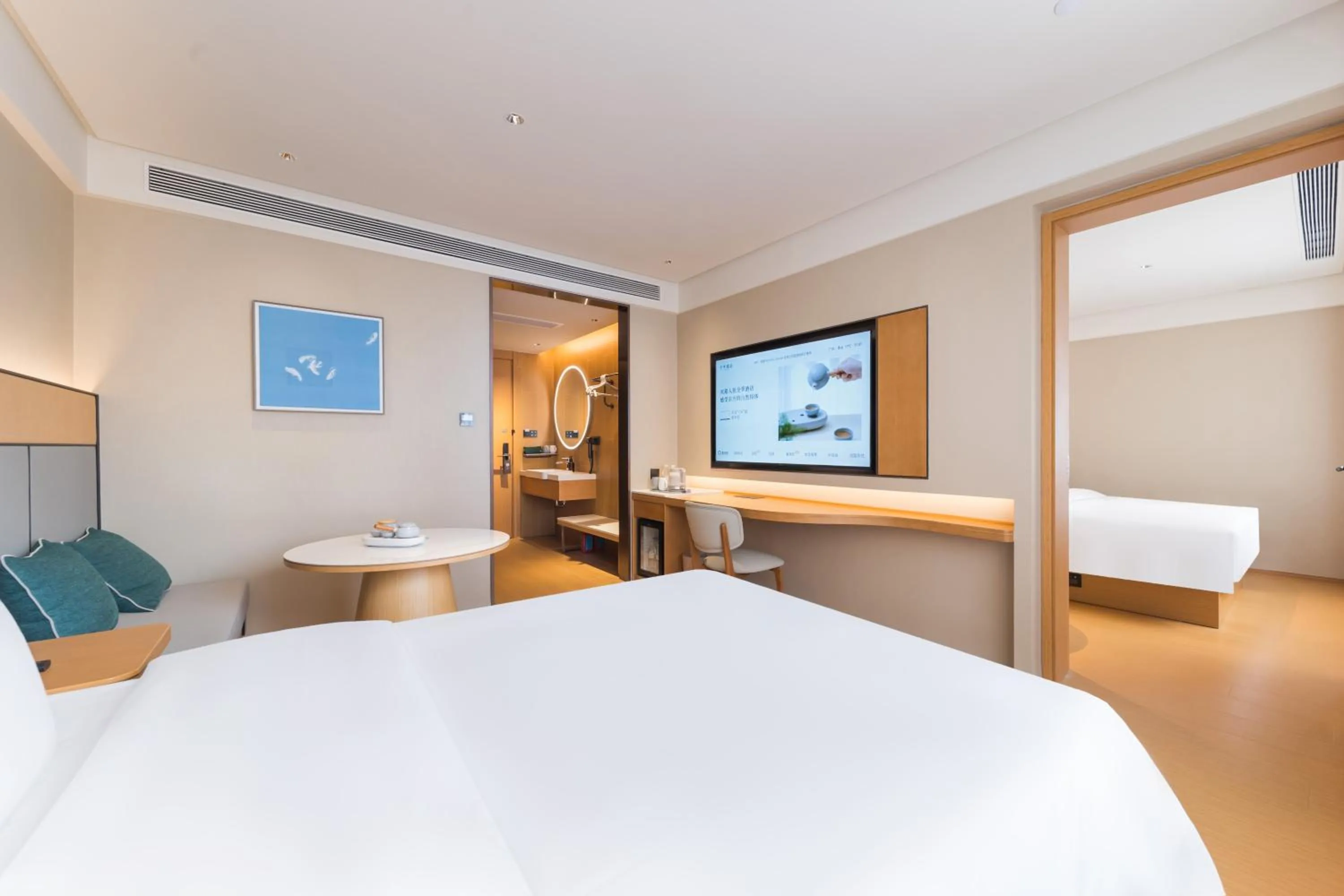 Living room, Bed in JI Hotel Guangzhou Shayuan Metro Station