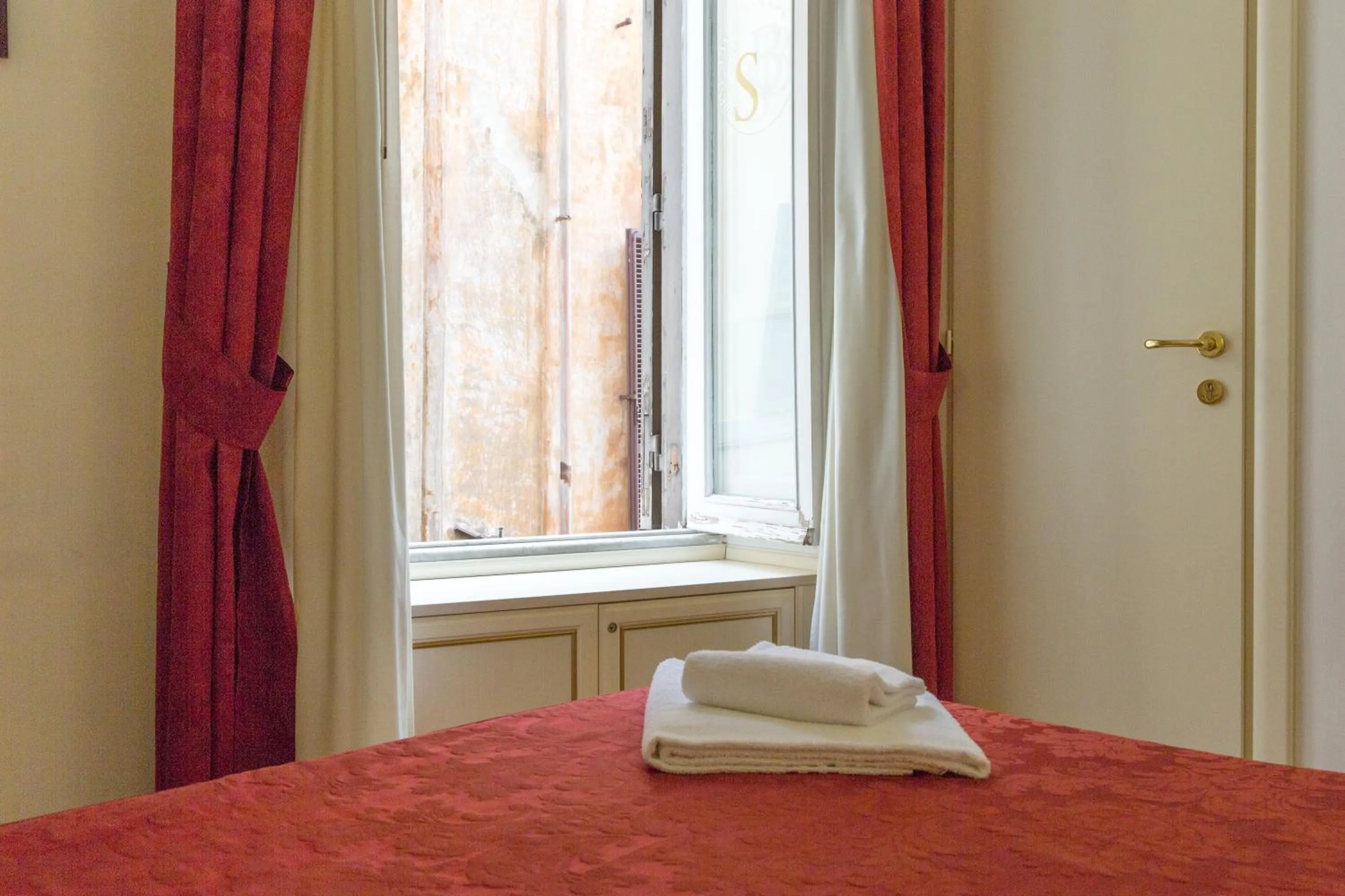 Street view, Bed in Best Suites Pantheon