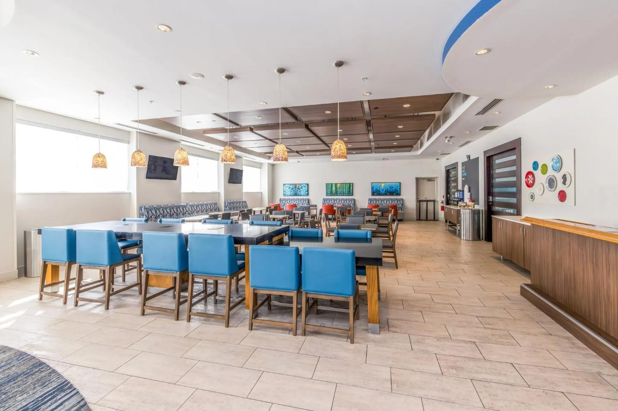 Breakfast in Holiday Inn Express & Suites Downtown Louisville by IHG