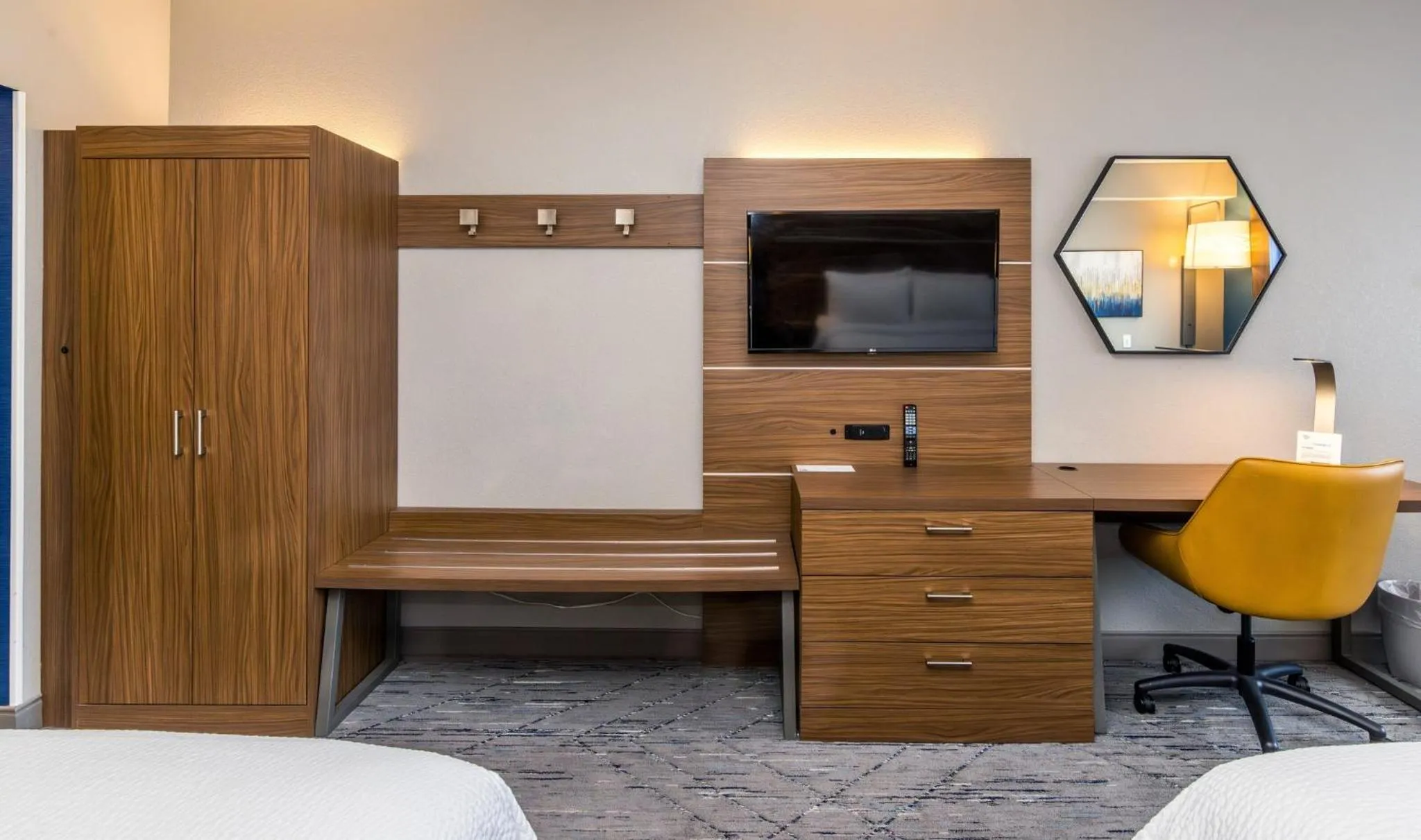 Photo of the whole room, Bed in Holiday Inn Express & Suites Downtown Louisville by IHG