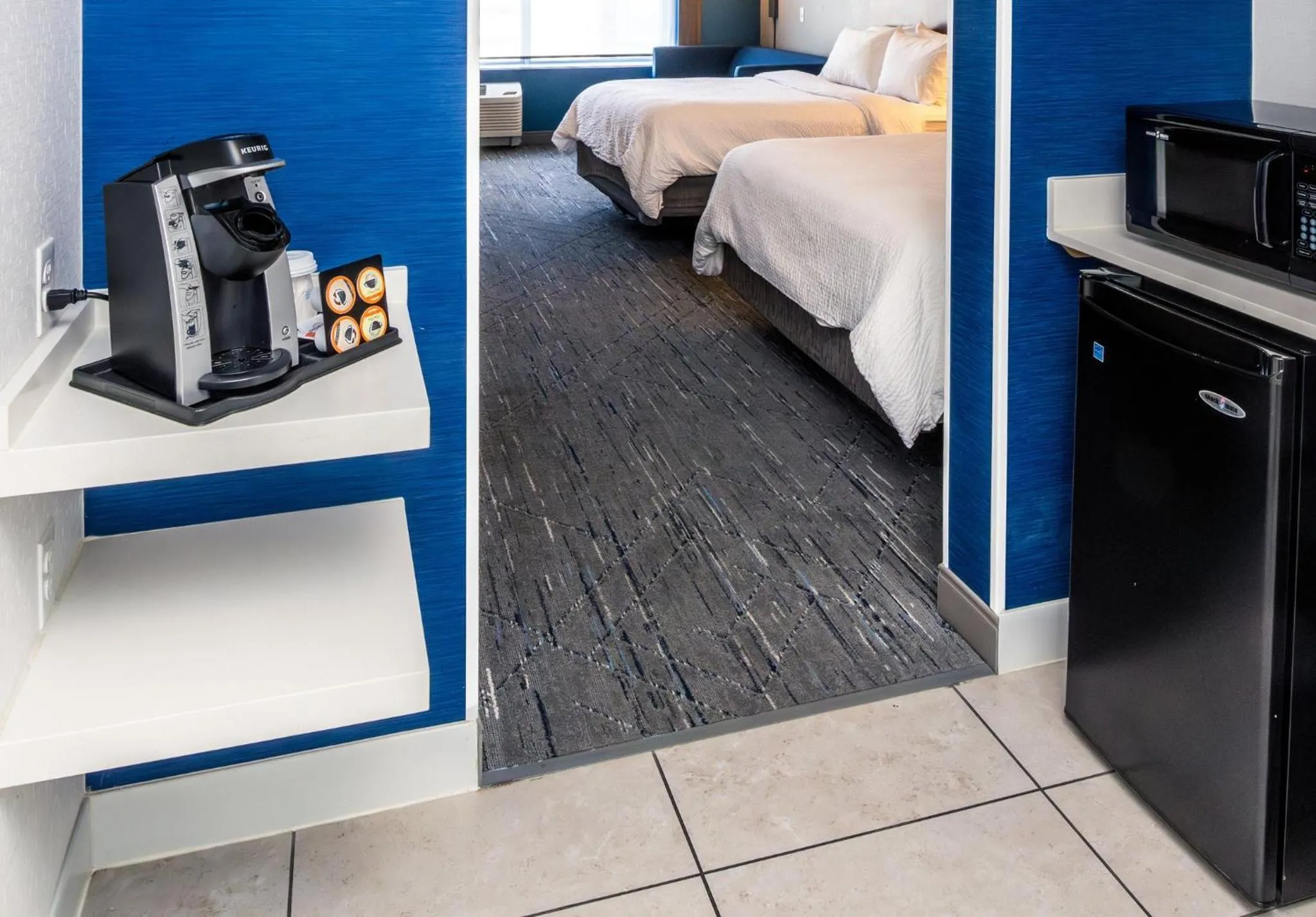 Photo of the whole room, Bed in Holiday Inn Express & Suites Downtown Louisville by IHG