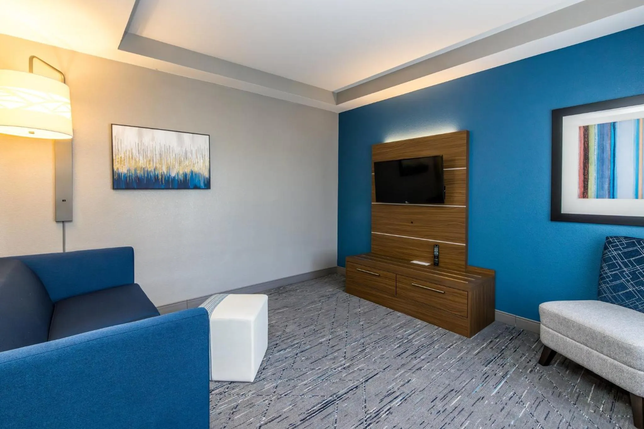 Bedroom in Holiday Inn Express & Suites Downtown Louisville by IHG
