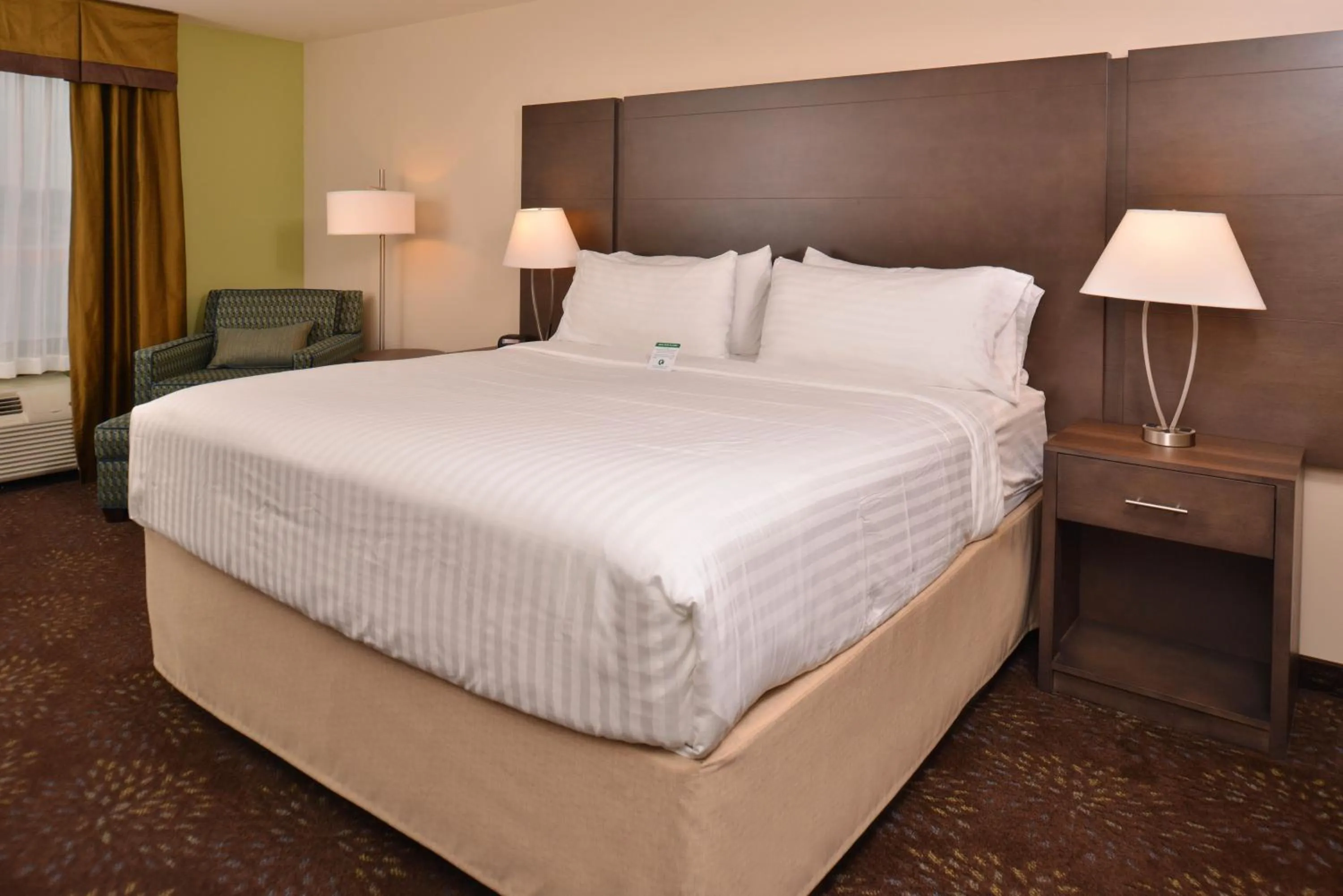 Photo of the whole room, Bed in Holiday Inn Express & Suites Dearborn SW - Detroit Area by IHG
