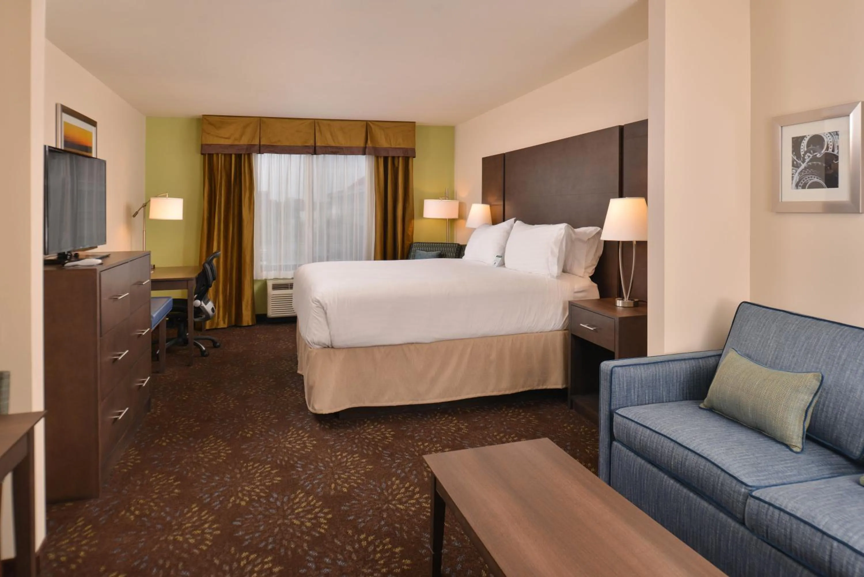 Photo of the whole room, Bed in Holiday Inn Express & Suites Dearborn SW - Detroit Area by IHG
