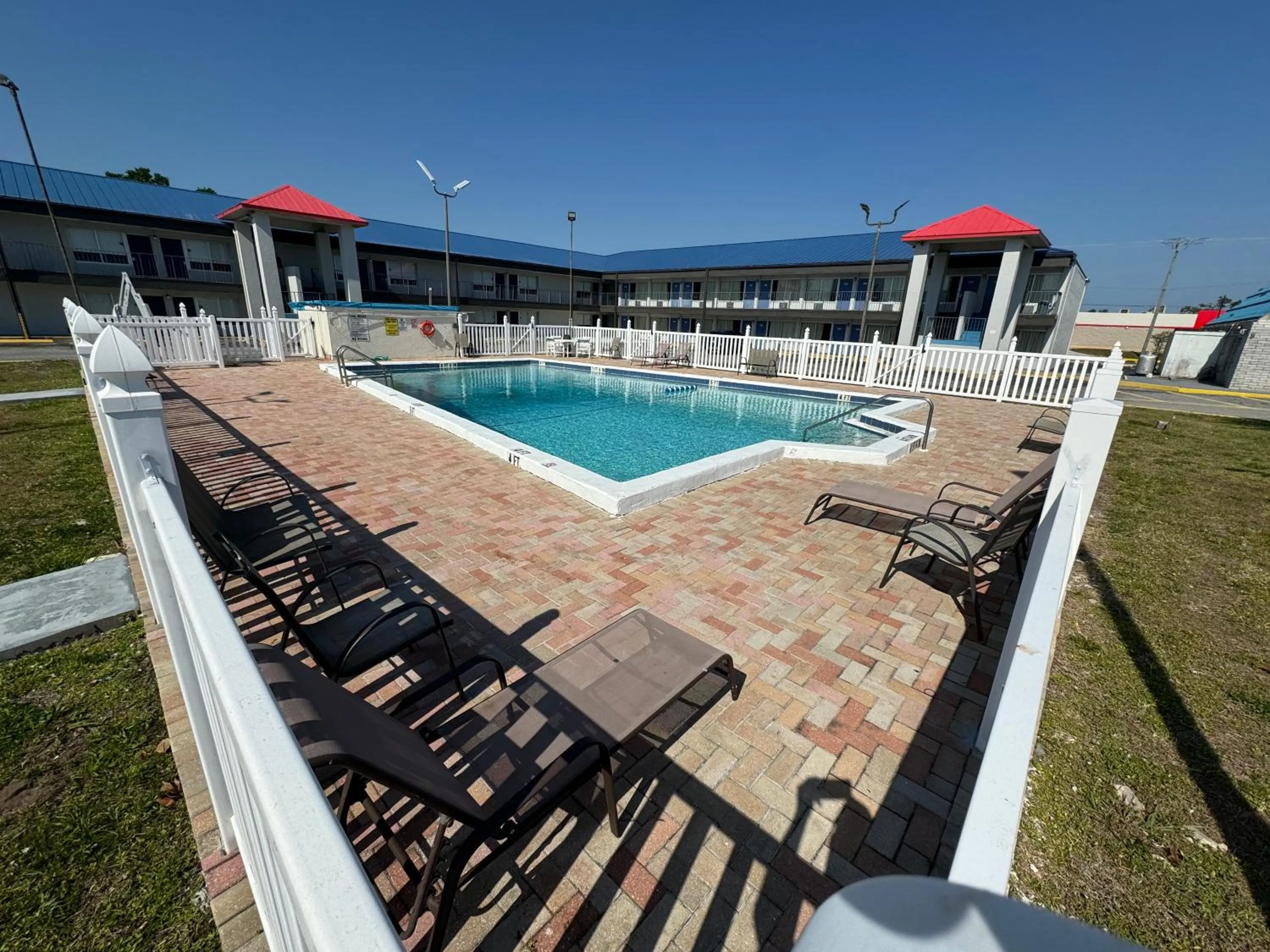 Englewood Inn & Suites