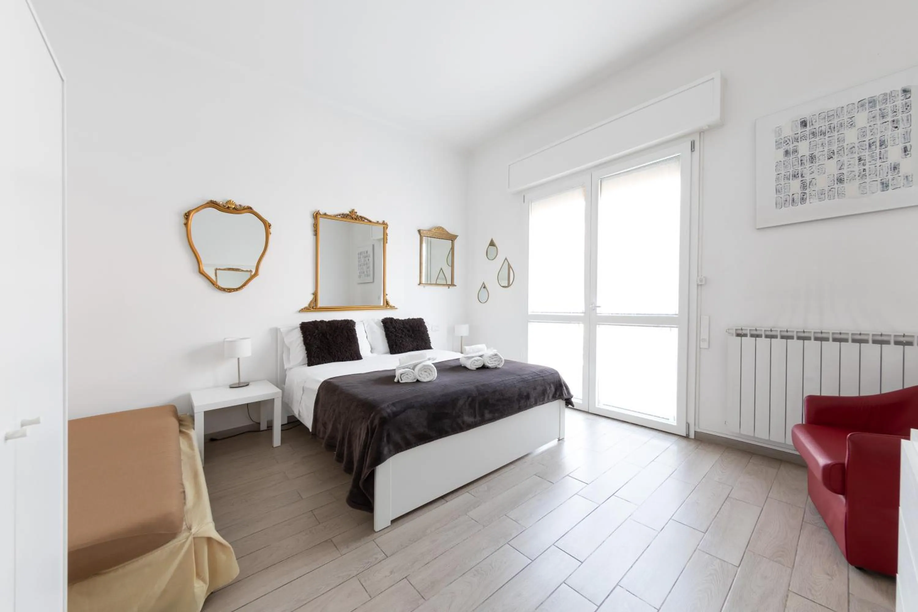 Photo of the whole room, Bed in Bologna Suite