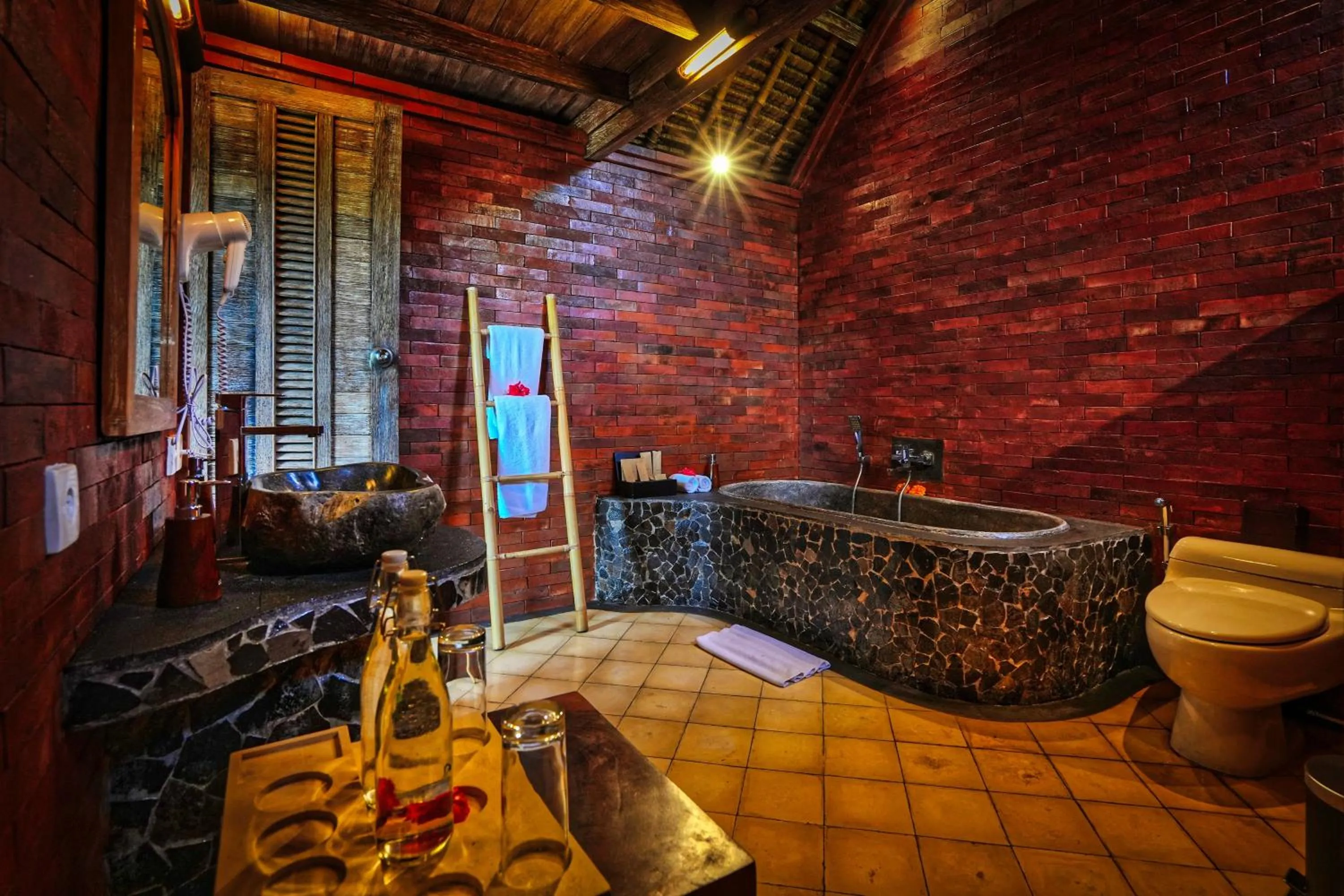 Hot Tub in De Klumpu Bali Eco Tradi Stay