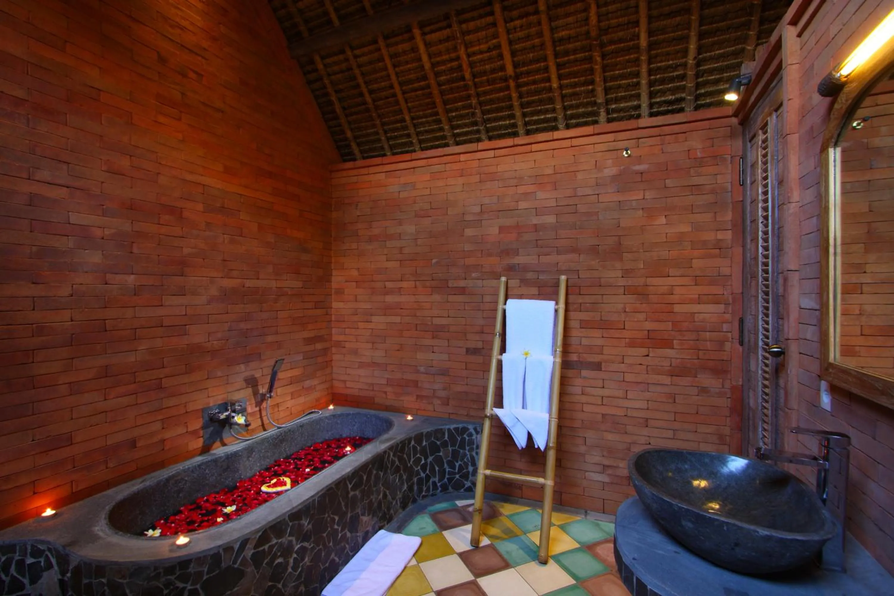 Hot Tub in De Klumpu Bali Eco Tradi Stay