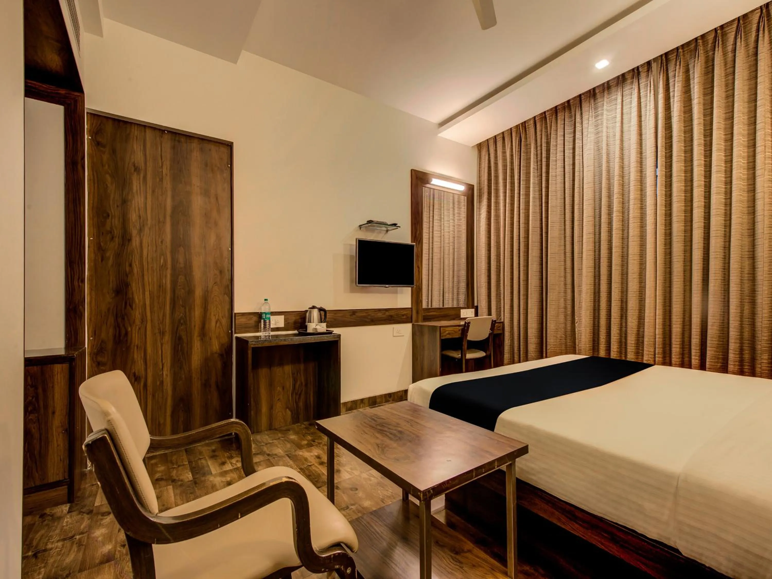 Seating area, Bed in MySpace Hotels Silverstar